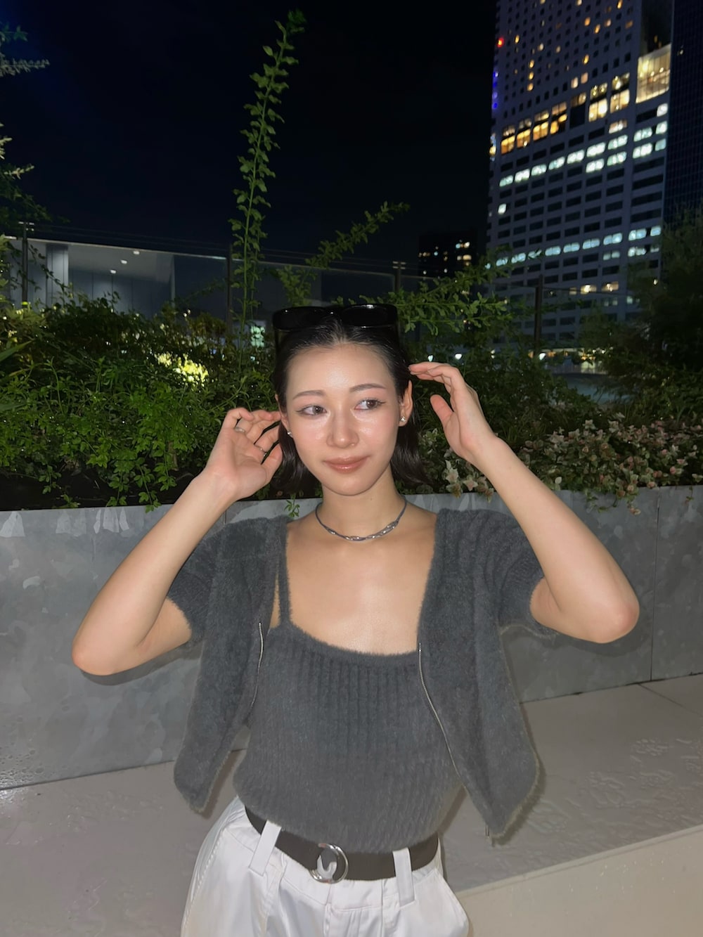 グレー系のニット/セーター、ホワイト系のカーゴパンツ、シルバー系のサンダルを着用したレディースの春コーディネートの2枚目の写真