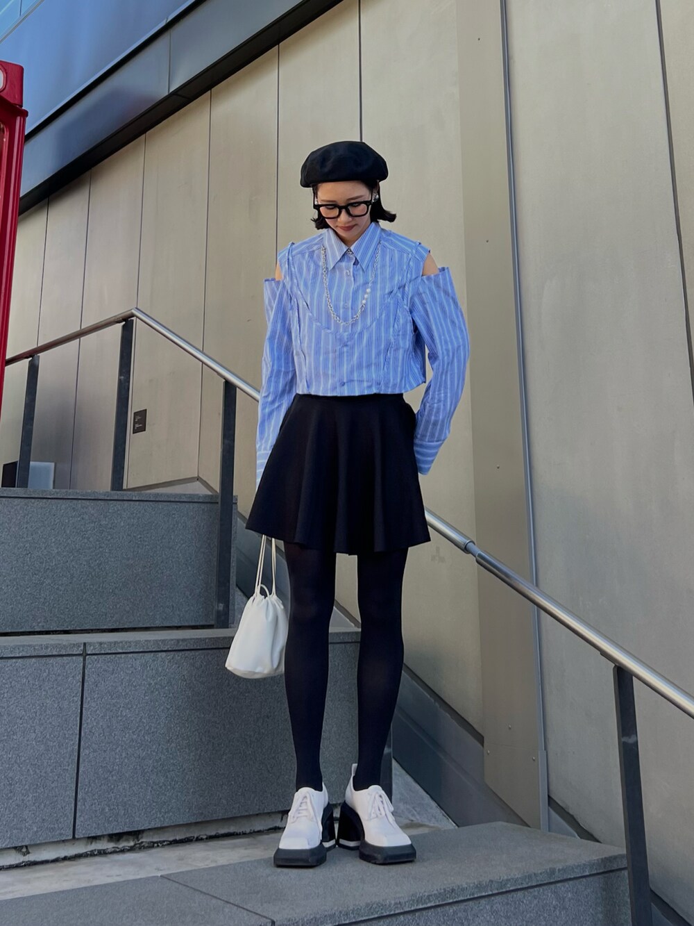 ブラック系のジャケット/アウター、その他のシャツ/ブラウス、ホワイト系のドレスシューズを着用したレディースの冬コーディネートの4枚目の写真