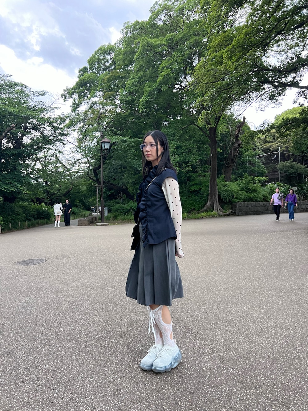 ホワイト系のTシャツ/カットソー、グレー系のスカート、ホワイト系のスニーカーを着用したレディースの夏コーディネートの4枚目の写真