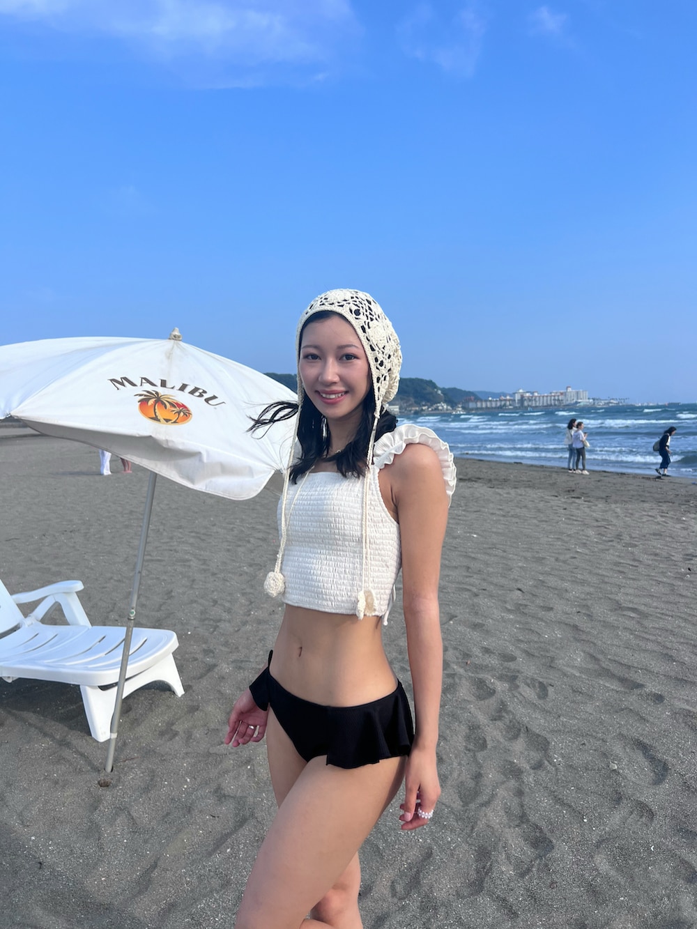 ベージュ系のニットキャップ/ビーニー、ベージュ系の水着/着物・浴衣を着用したレディースの秋コーディネートの4枚目の写真