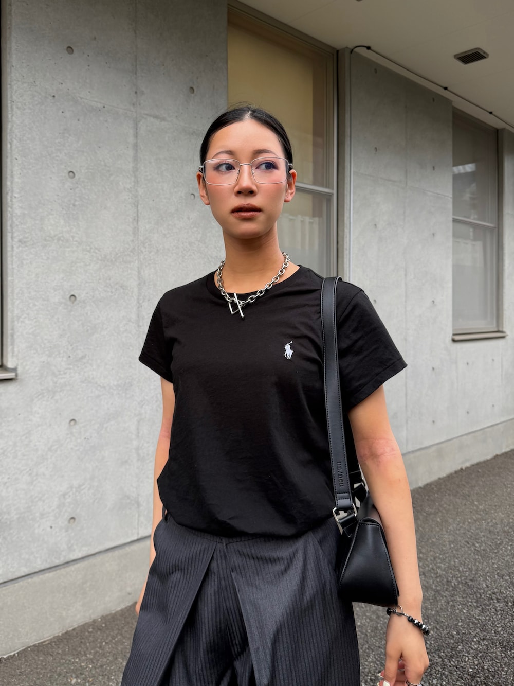 ブラック系のTシャツ/カットソーを着用したレディースの夏コーディネートの3枚目の写真