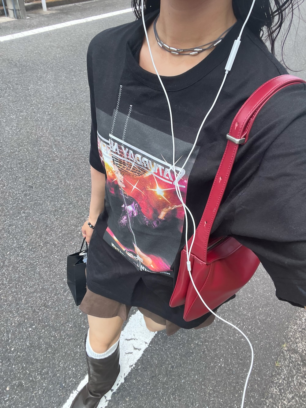 「オトナ女子、休日、大人カジュアルコーデ、着回しコーデ、ブラック、いいね、save、フォローお願いします🤑、Tシャツ、古着女子、ハンチング、ロングブーツ、ブラウン、差し色コーデ、Tシャツコーデ、160cm台コーデ、骨格ウェーブ」｜「MURUAのフェイクレザーカバーブーツ（ブーツ、ブラウン系）」を使った、Hinariさん（骨格ウェーブ・レディース・161cm）の夏コーディネートの4枚目の写真