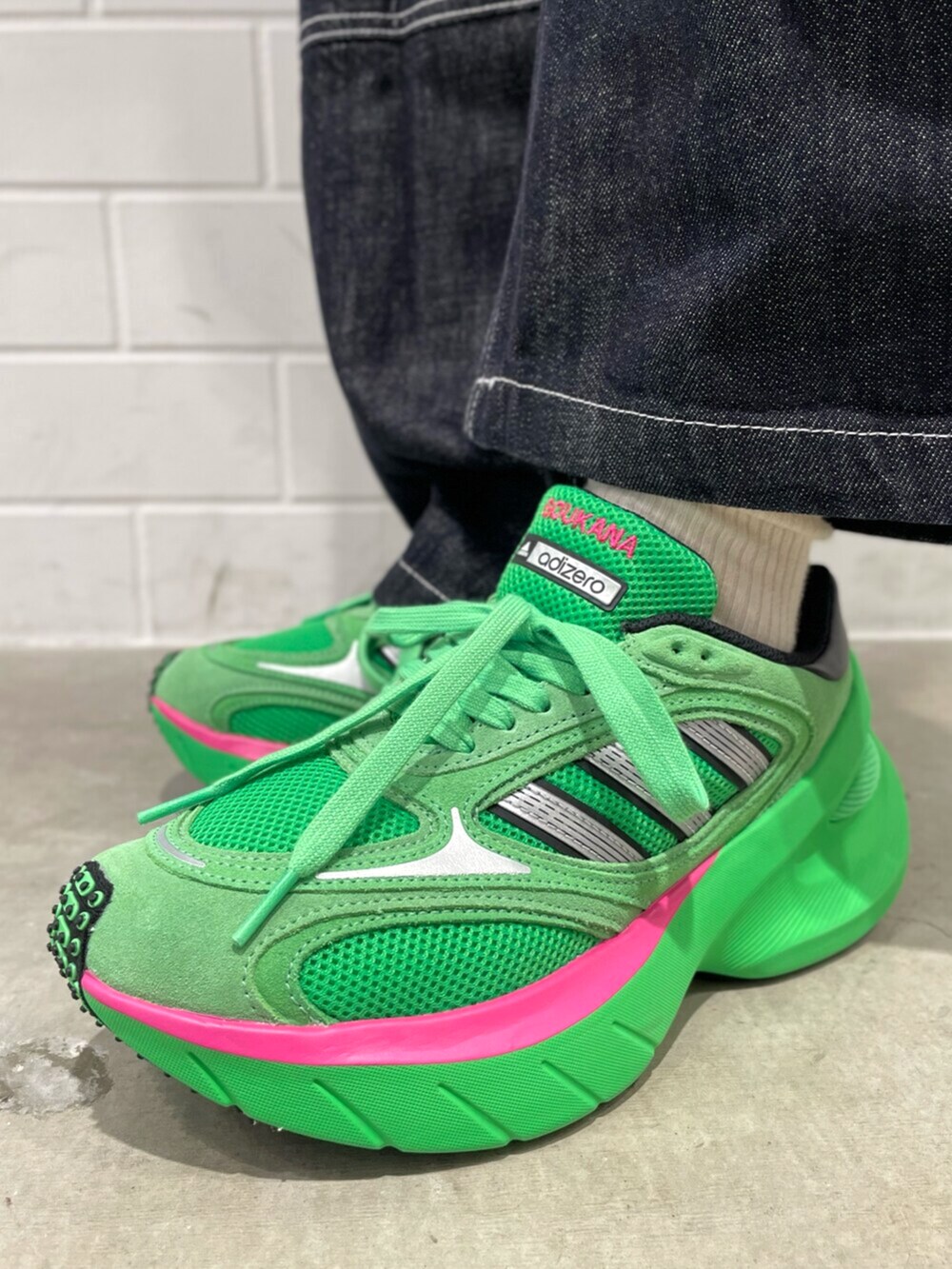 ブルー系のデニムパンツ、ピンク系のトップス、グリーン系のシューズを着用したメンズの冬コーディネートの6枚目の写真
