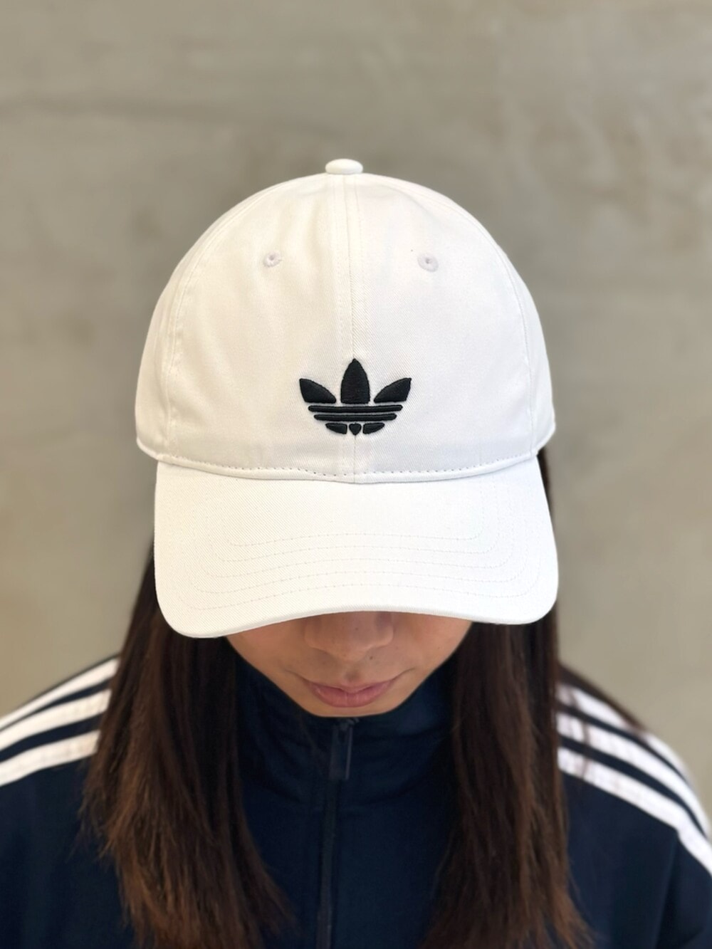 「adidas、adidas originals、アディダス、アディダスオリジナルス、スニーカー、キャップ、ジャージ、ファイヤーバード、トラックジャケット、superstar」｜「adidasのアディカラー クラシック トレフォイル ベースボールキャップ / アディダスオリジナルス adidas Originals（キャップ、ホワイト系）」を使った、KOさん（メンズ・176cm）の夏コーディネートの3枚目の写真
