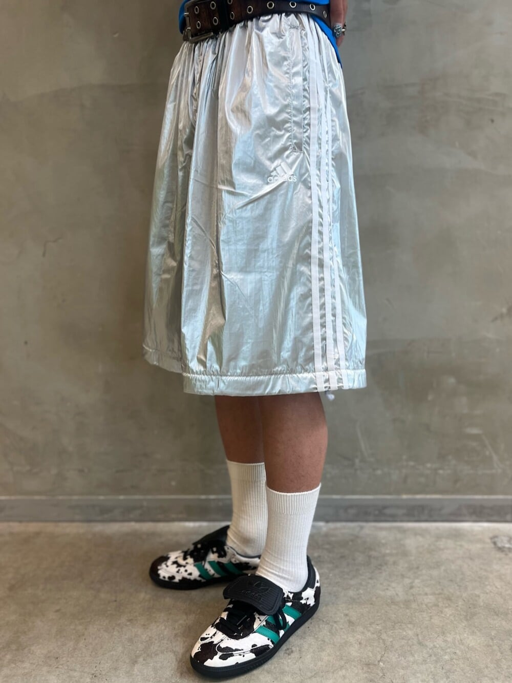 「adidas、アディダスオリジナルス、adidas originals、アディダス、スニーカー、フットボールTシャツ、レアルマドリード、ハーフパンツ、samba LT」｜「adidasのAdilenium シーズン 4 チームガイスト オーバーサイズ シルバー トラックパンツ / アディダスオリジナルス adidas Originals（スウェットパンツ、シルバー系）」を使った、KOさん（メンズ・176cm）の夏コーディネートの5枚目の写真