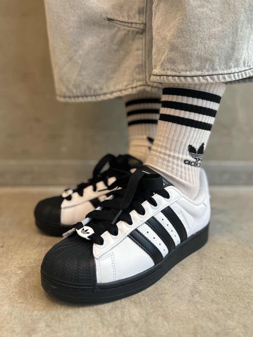 「adidas、adidas originals、アディダス、アディダスオリジナルス、スニーカー、ファイヤーバード、ジャージ、バッグ、superstar」｜「adidasのアディカラー ショッパー / アディダスオリジナルス adidas Originals（スーツケース/キャリーバッグ、ブラック系）」を使った、KOさん（メンズ・176cm）の夏コーディネートの6枚目の写真