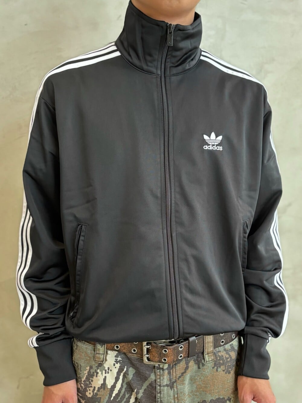 「adidas、adidas originals、アディダス、アディダスオリジナルス、ジャージ、ファイヤーバード、superstar」｜「adidasのアディカラー クラシックス ファイヤーバード トラックトップ / ジャージ / アディダスオリジナルス adidas Originals（ジャージ、ブラック系）」を使った、KOさん（メンズ・176cm）の夏コーディネートの3枚目の写真
