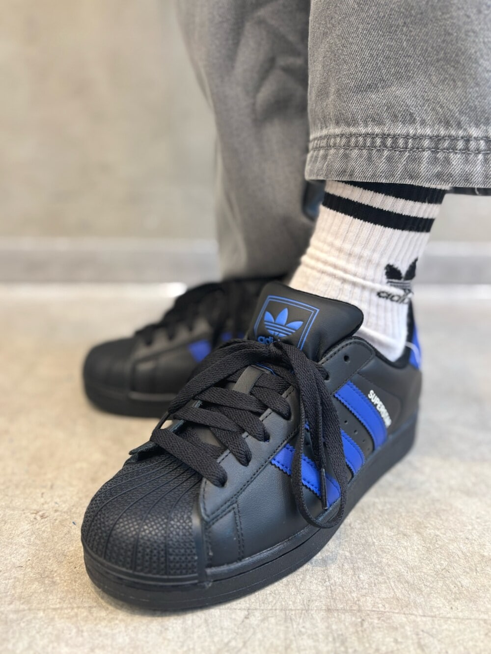 「adidas、adidas originals、アディダス、アディダスオリジナルス、スニーカー、キャップ、ジャージ、ファイヤーバード、トラックジャケット、superstar」｜「adidasのアディカラー クラシック トレフォイル ベースボールキャップ / アディダスオリジナルス adidas Originals（キャップ、ホワイト系）」を使った、KOさん（メンズ・176cm）の夏コーディネートの6枚目の写真