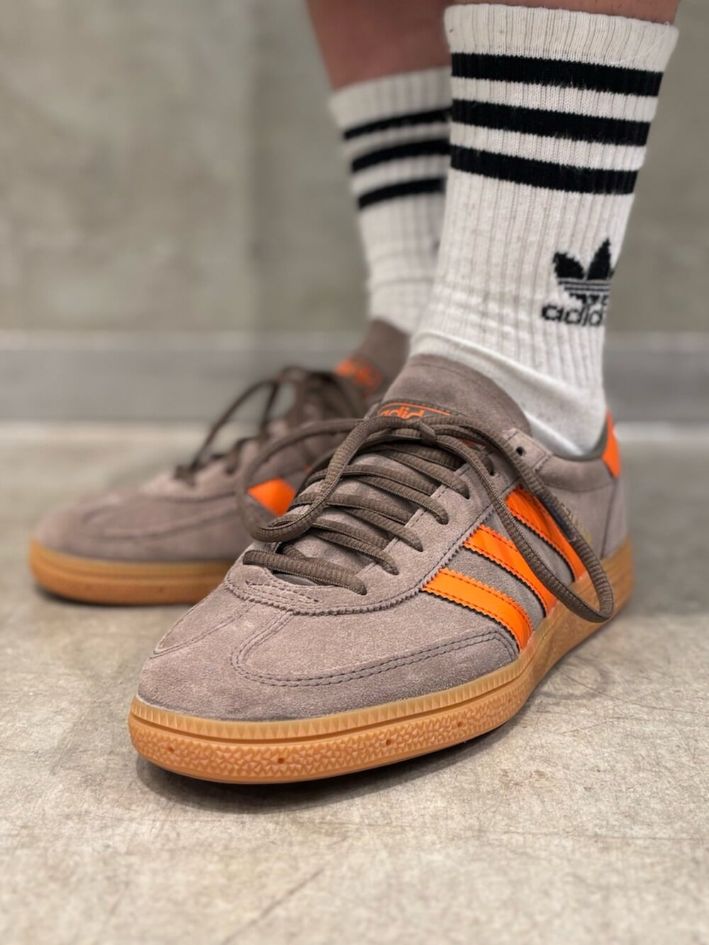 「アディダス、アディダスオリジナルス、adidas、adidas originals、スニーカー、Tトゥシューズ、Tシャツ、ハーフパンツ」｜「adidasのアディカラー クラシック トレフォイル ベースボールキャップ / アディダスオリジナルス adidas Originals（キャップ、ブラック系）」を使った、KOさん（メンズ・176cm）の夏コーディネートの6枚目の写真