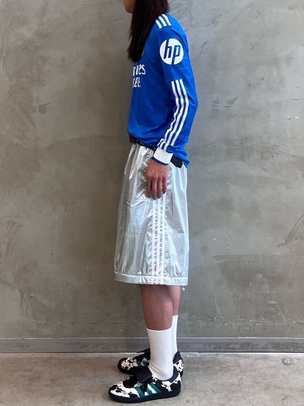 「adidas、アディダスオリジナルス、adidas originals、アディダス、スニーカー、フットボールTシャツ、レアルマドリード、ハーフパンツ、samba LT」｜「adidasのAdilenium シーズン 4 チームガイスト オーバーサイズ シルバー トラックパンツ / アディダスオリジナルス adidas Originals（スウェットパンツ、シルバー系）」を使った、KOさん（メンズ・176cm）の夏コーディネートの2枚目の写真