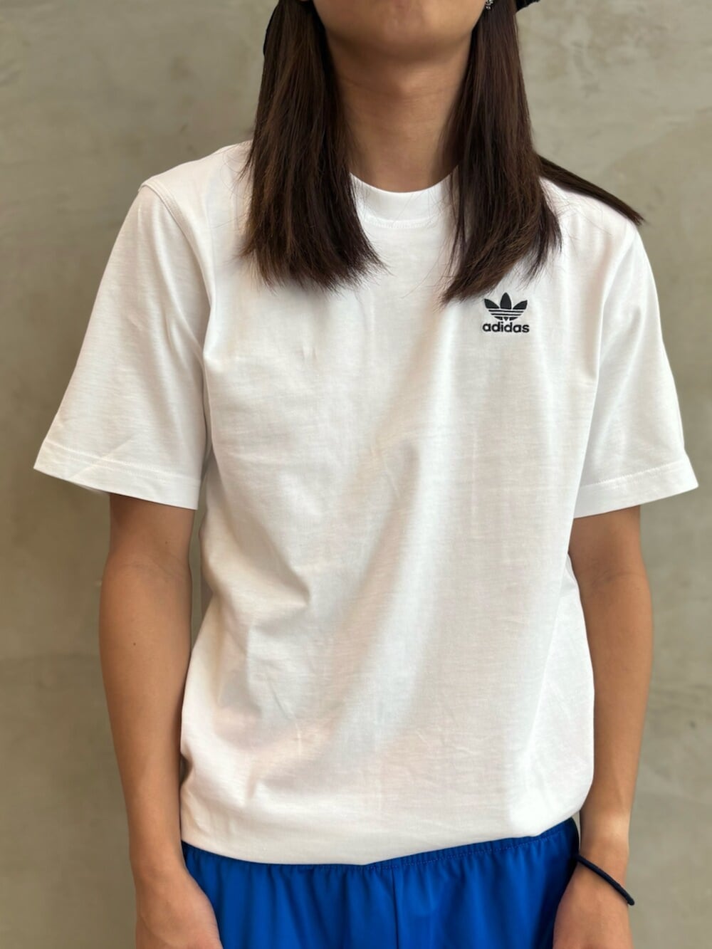 「スニーカー、ショルダーバッグ、Tシャツ、adidas、アディダス、トラックパンツ、スタンスミス、adidas originals、アディダスオリジナルス」｜「adidasのアディカラー XS バッグ　/ アディダスオリジナルス adidas Originals（ショルダーバッグ、ブラック系）」を使った、KOさん（メンズ・176cm）の夏コーディネートの3枚目の写真