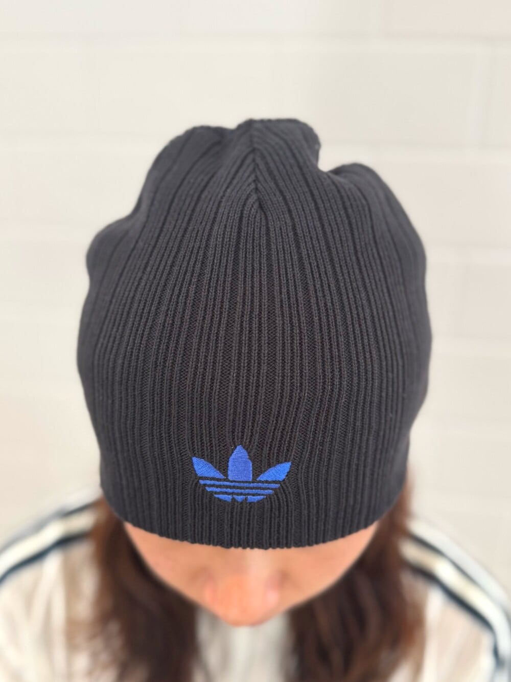 ホワイト系のTシャツ/カットソー、ホワイト系のスニーカー、ブラック系のニットキャップ/ビーニーを着用したメンズの秋コーディネートの3枚目の写真