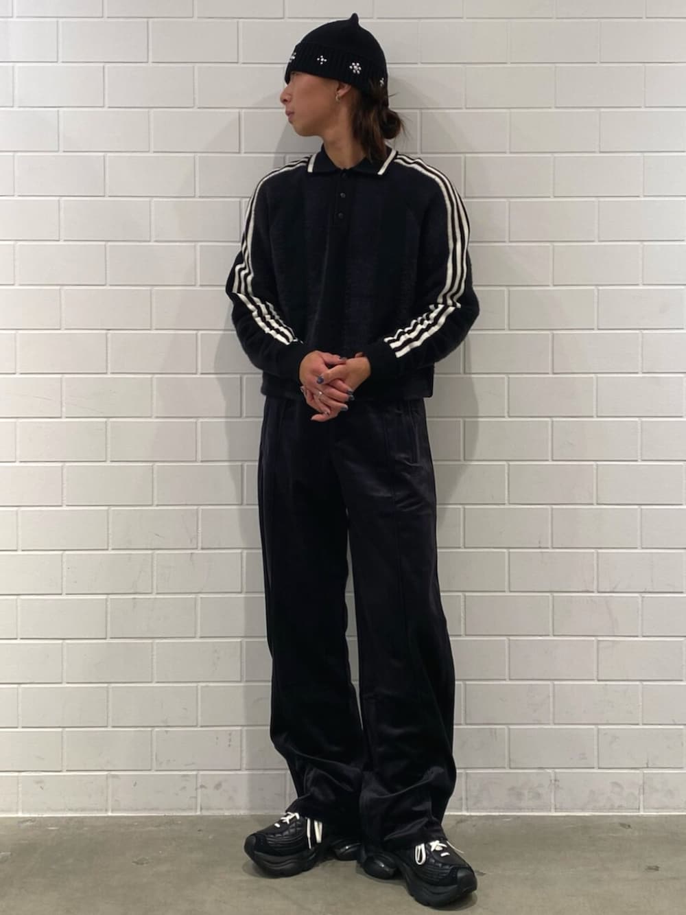 ブラック系のニット/セーター、ブラック系のスウェットパンツ、ブラック系のスニーカーを着用したメンズの秋コーディネートの3枚目の写真