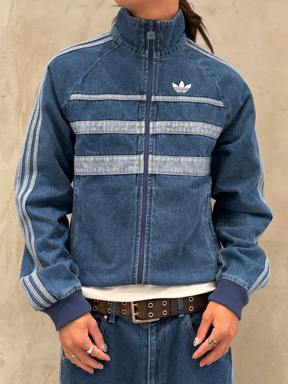 「アディダス、アディダスオリジナルス、adidas、adidas originals、スニーカー、Tトゥシューズ、デニムパンツ、デニムジャケット」｜「adidasのアディカラー クラシック トレフォイル ベースボールキャップ / アディダスオリジナルス adidas Originals（キャップ、ホワイト系）」を使った、KOさん（メンズ・176cm）の夏コーディネートの4枚目の写真