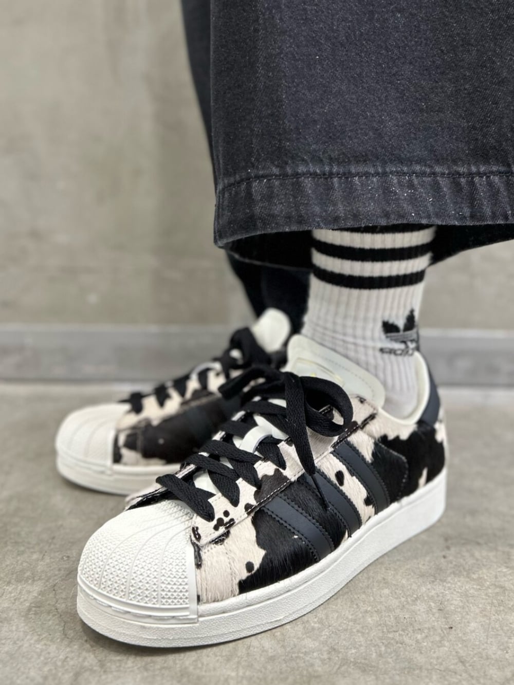 「adidas、adidas originals、アディダス、アディダスオリジナルス、スニーカー、キャップ、トラックジャケット、Tシャツ、スリーストライプス、デニムパンツ、superstar」｜「adidasのアディカラー クラシックス ファイヤーバード トラックトップ / ジャージ / アディダスオリジナルス adidas Originals（ジャージ、ブラック系）」を使った、KOさん（メンズ・176cm）の夏コーディネートの8枚目の写真