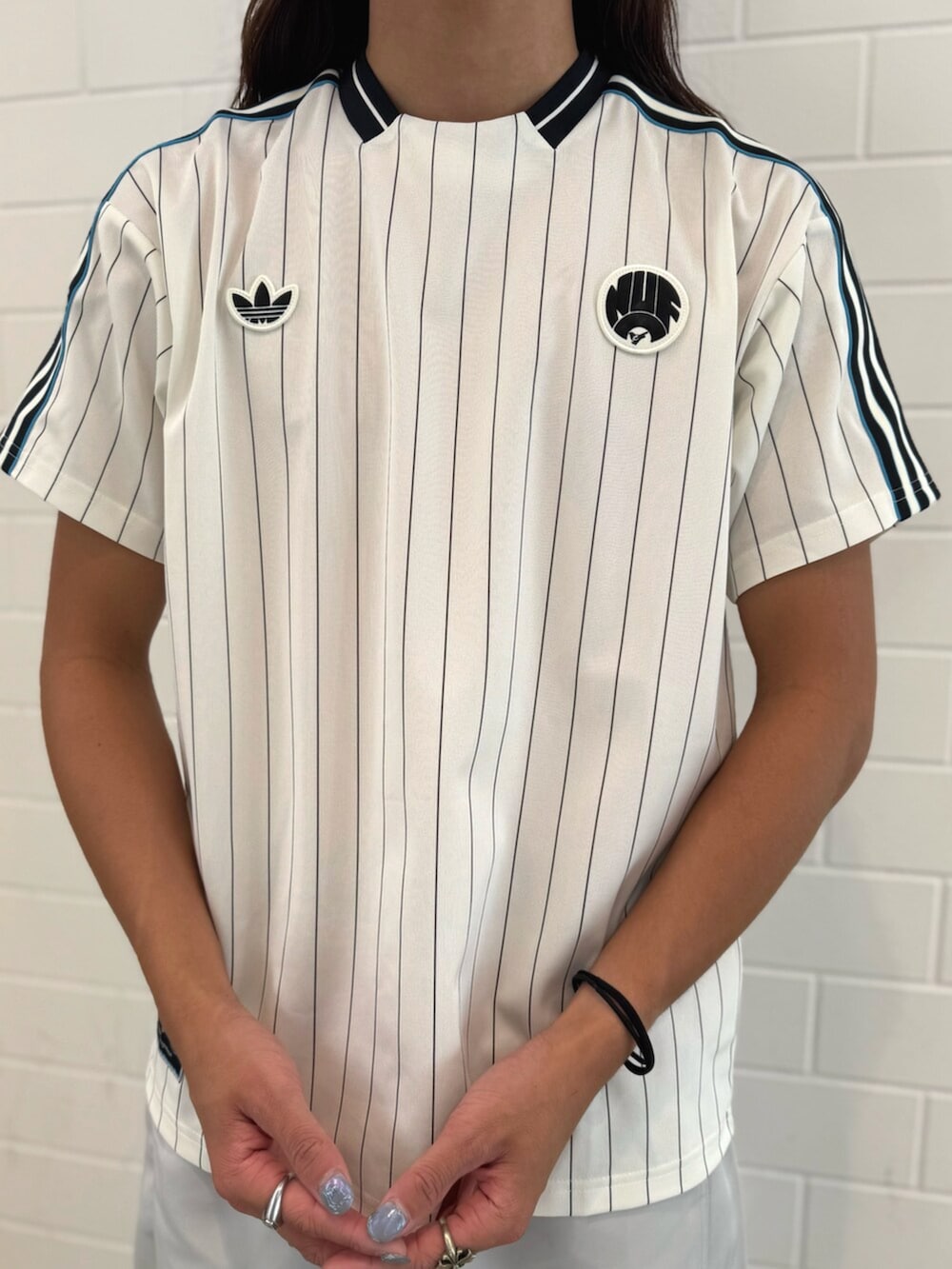 ホワイト系のTシャツ/カットソー、ホワイト系のスニーカー、ブラック系のニットキャップ/ビーニーを着用したメンズの秋コーディネートの4枚目の写真