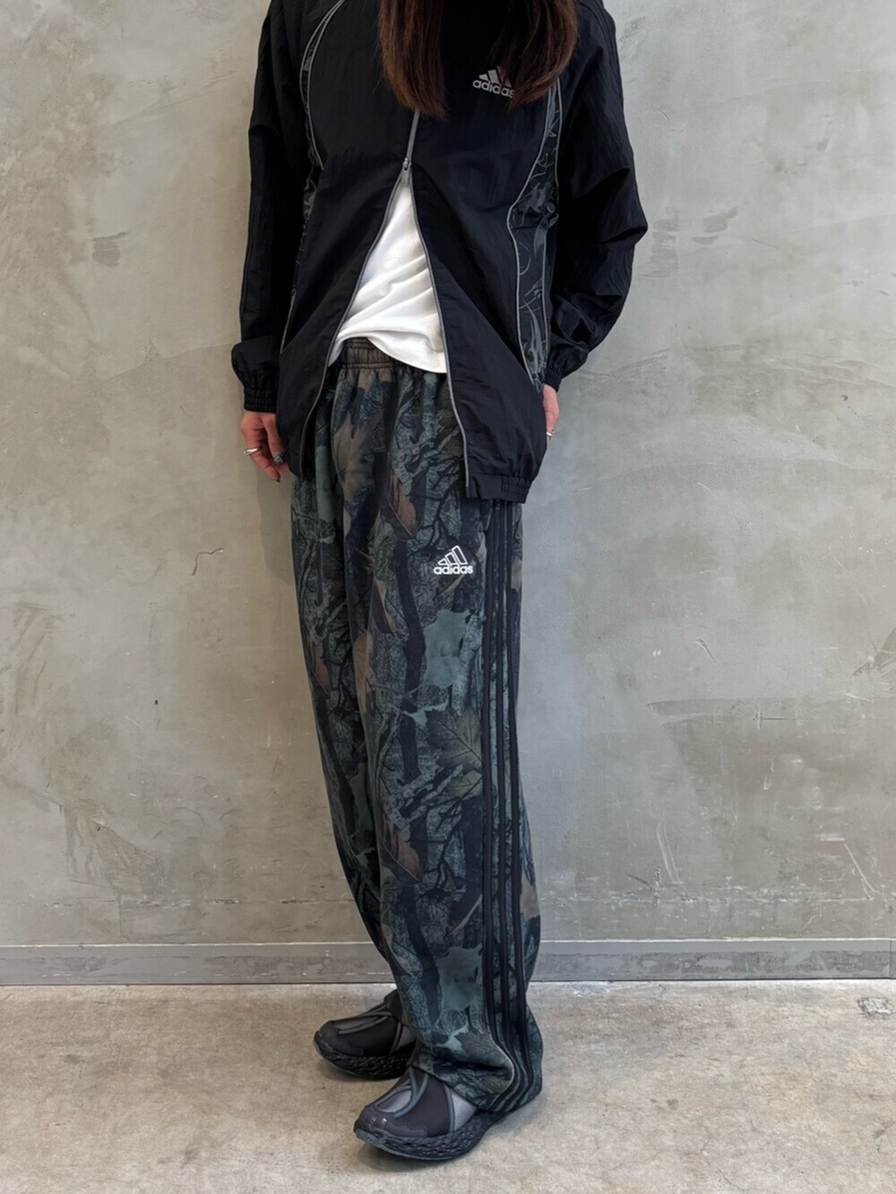 「adidas、adidas originals、アディダス、アディダスオリジナルス、スニーカー、アディレニウム、チームガイスト」｜「adidasのAdilenium シーズン 4 チームガイスト トラックトップ / アディダスオリジナルス adidas Originals（ナイロンジャケット、ブラック系）」を使った、KOさん（メンズ・176cm）の夏コーディネートの2枚目の写真