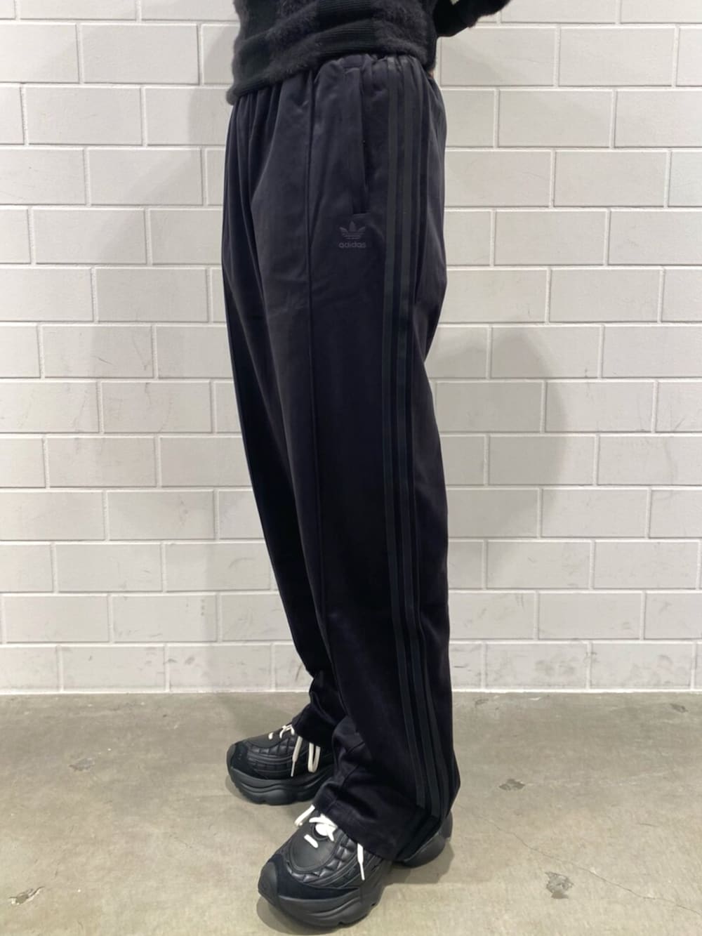 ブラック系のニット/セーター、ブラック系のスウェットパンツ、ブラック系のスニーカーを着用したメンズの秋コーディネートの5枚目の写真