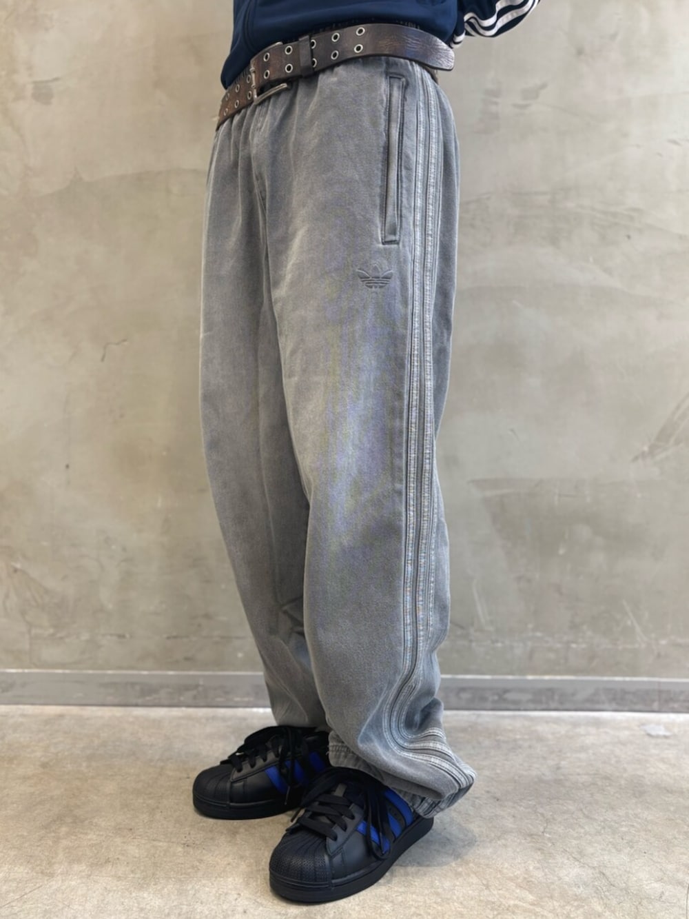 「adidas、adidas originals、アディダス、アディダスオリジナルス、スニーカー、キャップ、ジャージ、ファイヤーバード、トラックジャケット、superstar」｜「adidasのアディカラー クラシック トレフォイル ベースボールキャップ / アディダスオリジナルス adidas Originals（キャップ、ホワイト系）」を使った、KOさん（メンズ・176cm）の夏コーディネートの5枚目の写真