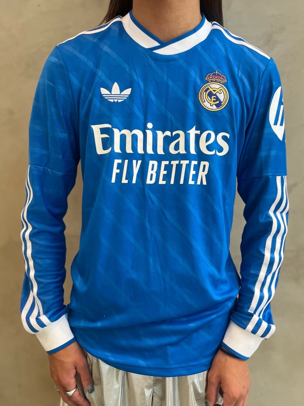 「adidas、アディダスオリジナルス、adidas originals、アディダス、スニーカー、フットボールTシャツ、レアルマドリード、ハーフパンツ、samba LT」｜「adidasのAdilenium シーズン 4 チームガイスト オーバーサイズ シルバー トラックパンツ / アディダスオリジナルス adidas Originals（スウェットパンツ、シルバー系）」を使った、KOさん（メンズ・176cm）の夏コーディネートの4枚目の写真