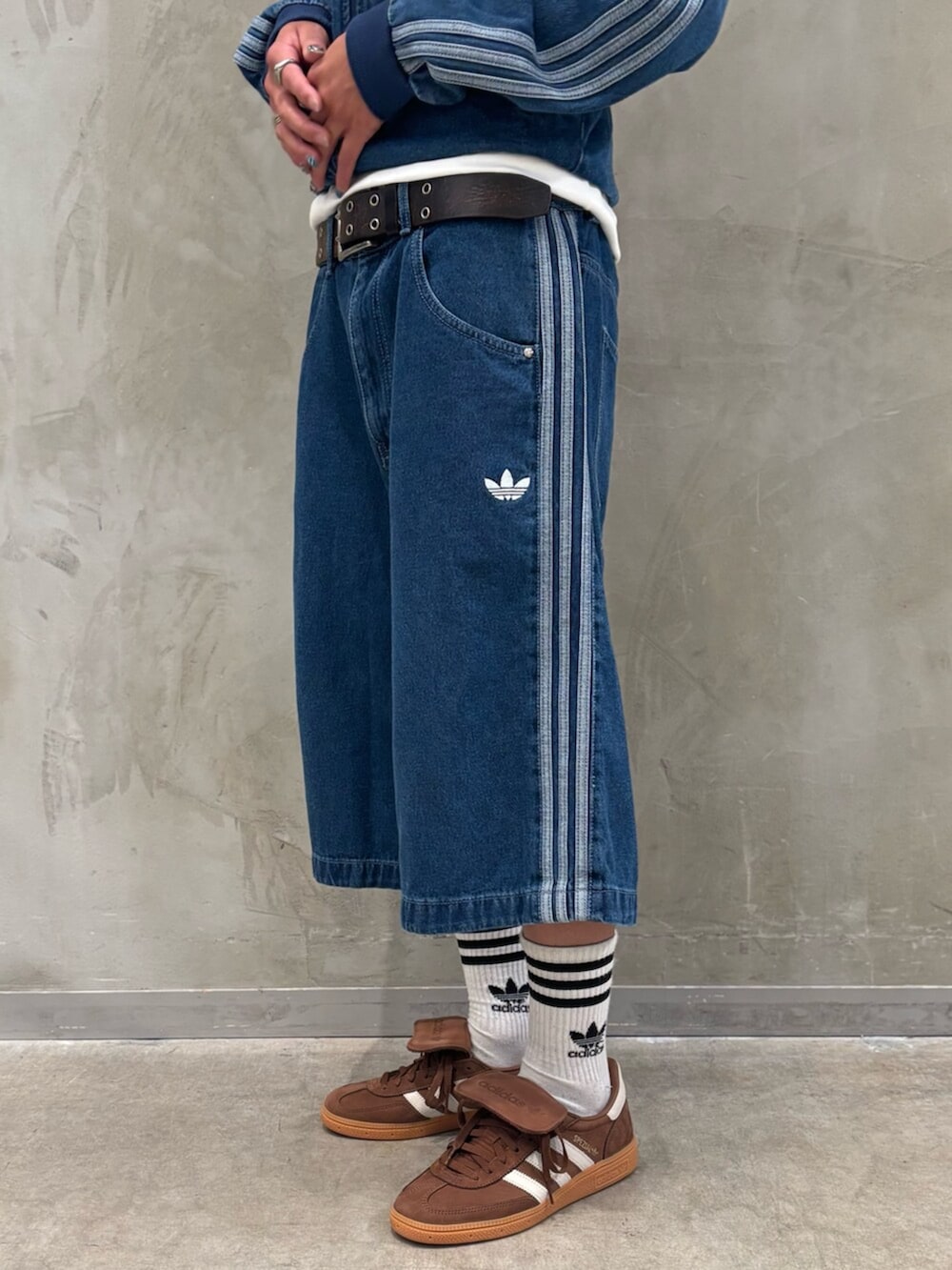 「アディダス、アディダスオリジナルス、adidas、adidas originals、スニーカー、Tトゥシューズ、デニムパンツ、デニムジャケット」｜「adidasのアディカラー クラシック トレフォイル ベースボールキャップ / アディダスオリジナルス adidas Originals（キャップ、ホワイト系）」を使った、KOさん（メンズ・176cm）の夏コーディネートの5枚目の写真