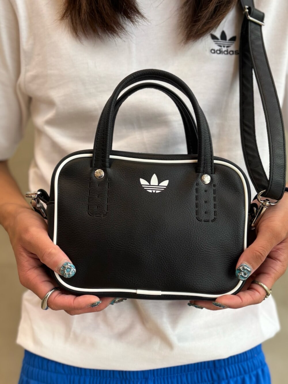 「スニーカー、ショルダーバッグ、Tシャツ、adidas、アディダス、トラックパンツ、スタンスミス、adidas originals、アディダスオリジナルス」｜「adidasのアディカラー XS バッグ　/ アディダスオリジナルス adidas Originals（ショルダーバッグ、ブラック系）」を使った、KOさん（メンズ・176cm）の夏コーディネートの4枚目の写真