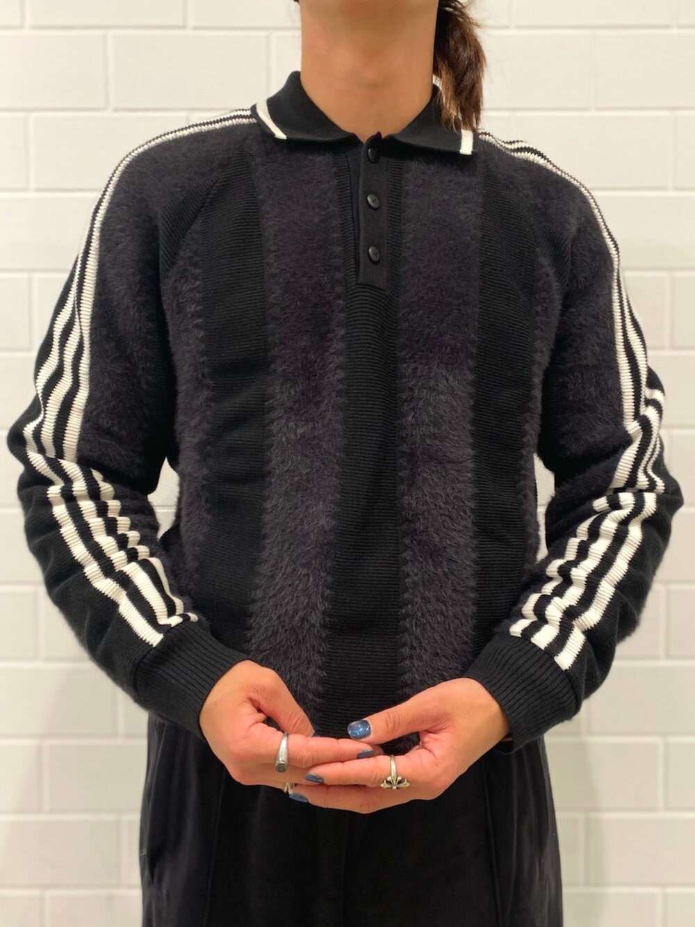 ブラック系のニット/セーター、ブラック系のスウェットパンツ、ブラック系のスニーカーを着用したメンズの秋コーディネートの4枚目の写真