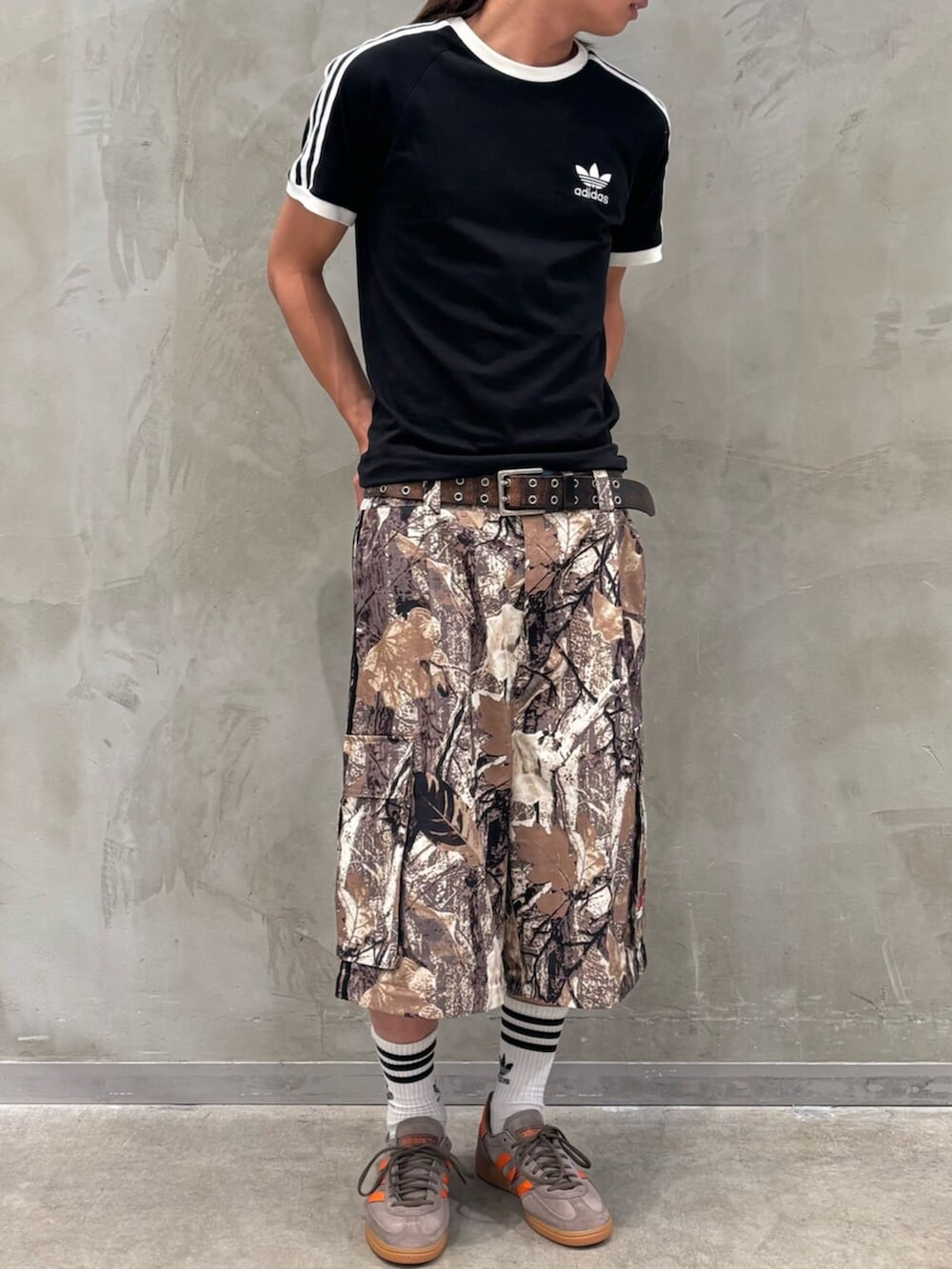 「アディダス、アディダスオリジナルス、adidas、adidas originals、スニーカー、Tトゥシューズ、Tシャツ、ハーフパンツ」｜「adidasのアディカラー クラシック トレフォイル ベースボールキャップ / アディダスオリジナルス adidas Originals（キャップ、ブラック系）」を使った、KOさん（メンズ・176cm）の夏コーディネートの2枚目の写真