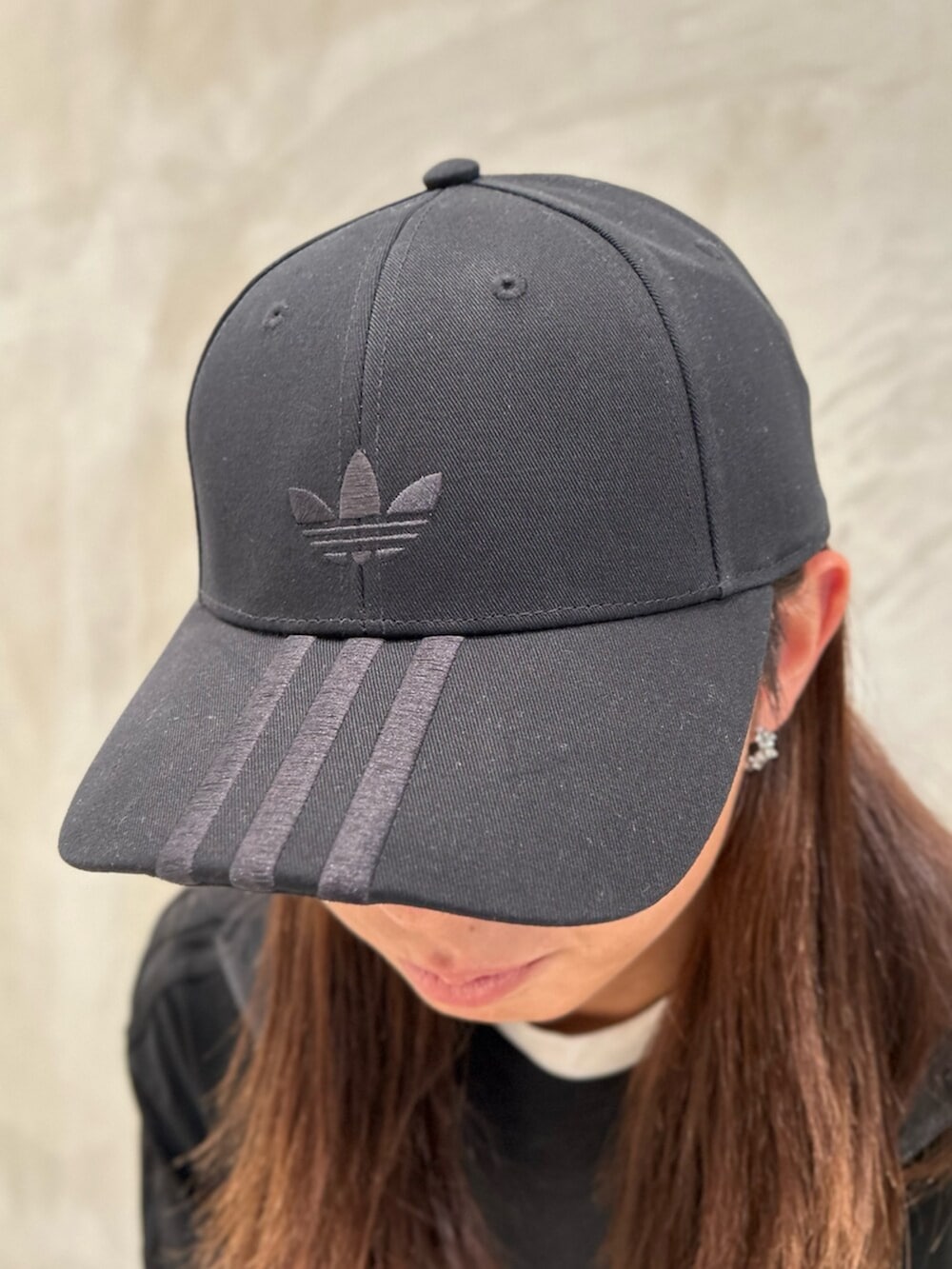 「adidas、adidas originals、アディダス、アディダスオリジナルス、スニーカー、キャップ、トラックジャケット、Tシャツ、スリーストライプス、デニムパンツ、superstar」｜「adidasのアディカラー クラシックス ファイヤーバード トラックトップ / ジャージ / アディダスオリジナルス adidas Originals（ジャージ、ブラック系）」を使った、KOさん（メンズ・176cm）の夏コーディネートの4枚目の写真