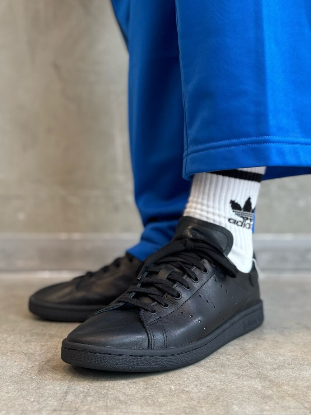 「スニーカー、ショルダーバッグ、Tシャツ、adidas、アディダス、トラックパンツ、スタンスミス、adidas originals、アディダスオリジナルス」｜「adidasのアディカラー XS バッグ　/ アディダスオリジナルス adidas Originals（ショルダーバッグ、ブラック系）」を使った、KOさん（メンズ・176cm）の夏コーディネートの6枚目の写真