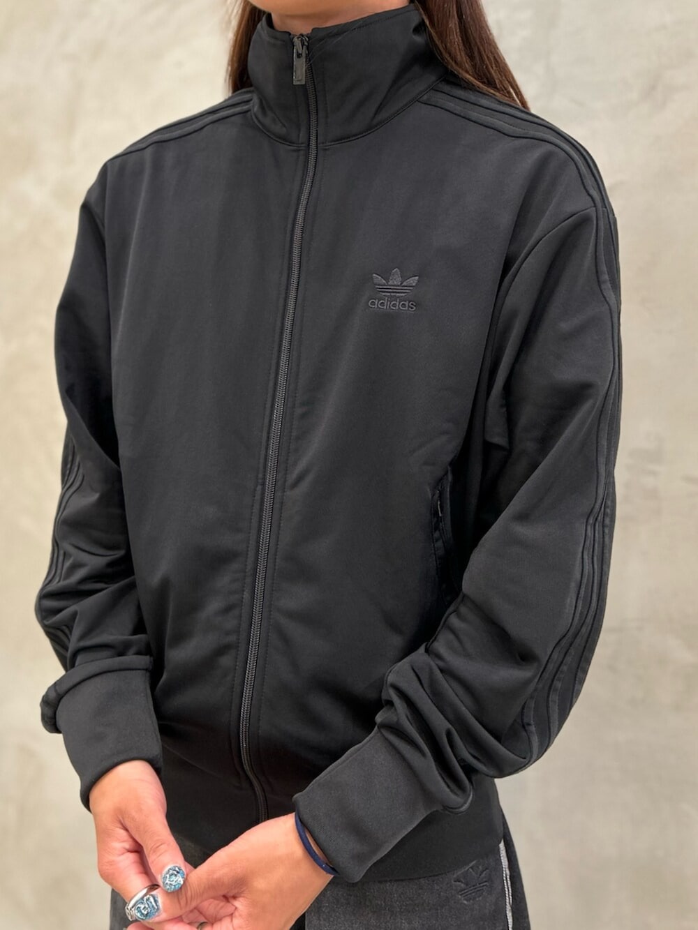 「adidas、adidas originals、アディダス、アディダスオリジナルス、スニーカー、キャップ、トラックジャケット、Tシャツ、スリーストライプス、デニムパンツ、superstar」｜「adidasのアディカラー クラシックス ファイヤーバード トラックトップ / ジャージ / アディダスオリジナルス adidas Originals（ジャージ、ブラック系）」を使った、KOさん（メンズ・176cm）の夏コーディネートの5枚目の写真