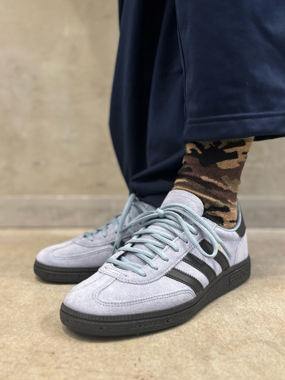 「スニーカー、adidas、アディダス、トラックパンツ、adidas originals、アディダスオリジナルス、ゲームシャツ、SPEZIAL 、Tトゥシューズ」｜「adidasのアディカラー ミニボウリングバッグ/ アディダスオリジナルス adidas Originals（ショルダーバッグ、パープル系）」を使った、KOさん（メンズ・176cm）の夏コーディネートの6枚目の写真