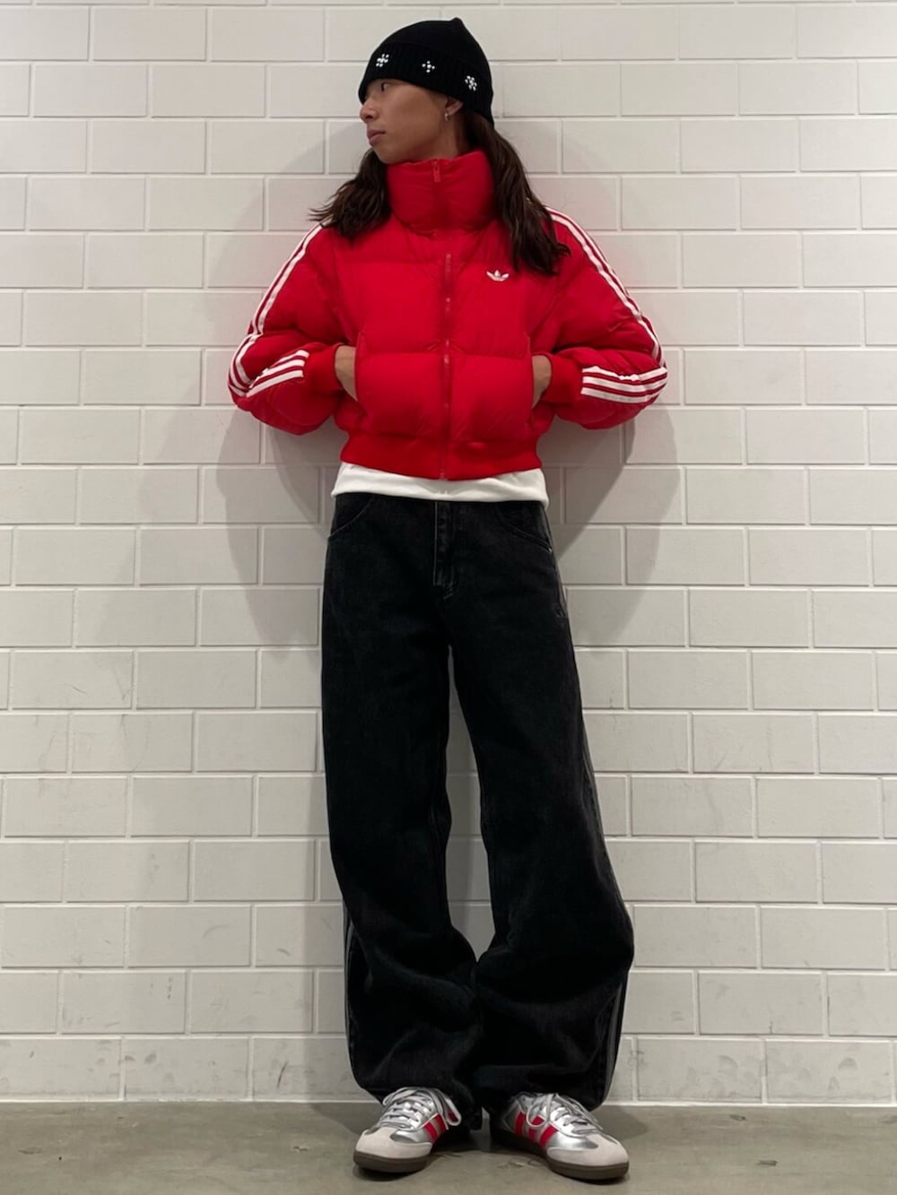 ブラック系のデニムパンツ、シルバー系のシューズ、レッド系のダウンジャケット/コートを着用したメンズの秋コーディネートの3枚目の写真