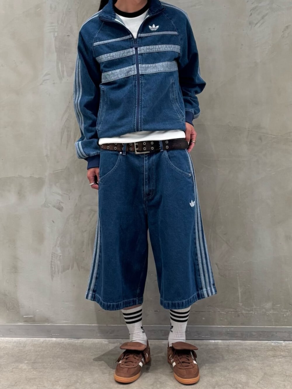 「アディダス、アディダスオリジナルス、adidas、adidas originals、スニーカー、Tトゥシューズ、デニムパンツ、デニムジャケット」｜「adidasのアディカラー クラシック トレフォイル ベースボールキャップ / アディダスオリジナルス adidas Originals（キャップ、ホワイト系）」を使った、KOさん（メンズ・176cm）の夏コーディネートの2枚目の写真