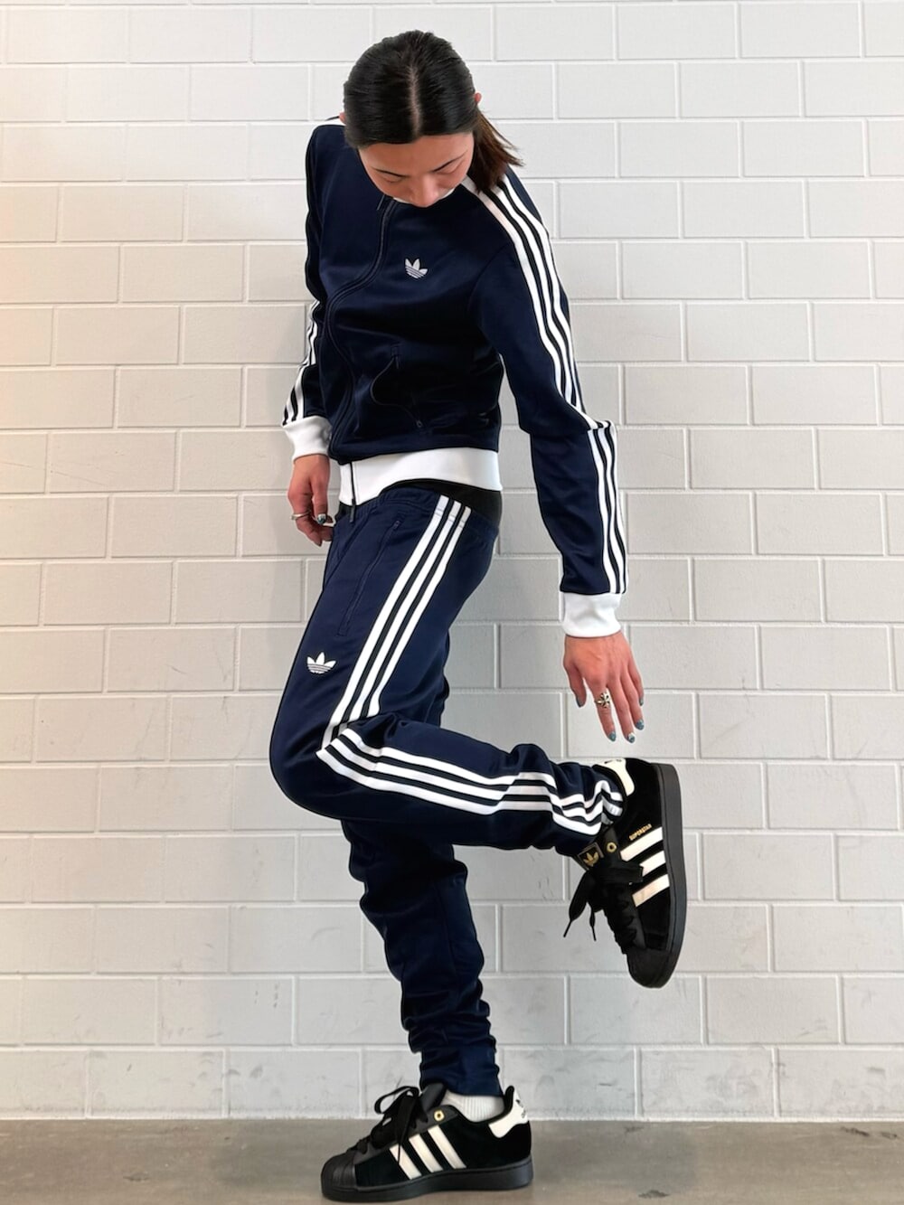 ブルー系のジャージ、ブルー系のスウェットパンツ、ブラック系のスニーカーを着用したメンズの春コーディネートの3枚目の写真