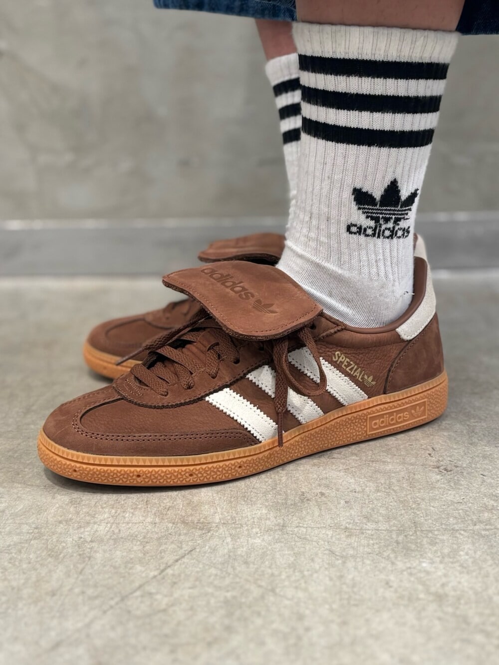 「アディダス、アディダスオリジナルス、adidas、adidas originals、スニーカー、Tトゥシューズ、デニムパンツ、デニムジャケット」｜「adidasのアディカラー クラシック トレフォイル ベースボールキャップ / アディダスオリジナルス adidas Originals（キャップ、ホワイト系）」を使った、KOさん（メンズ・176cm）の夏コーディネートの6枚目の写真