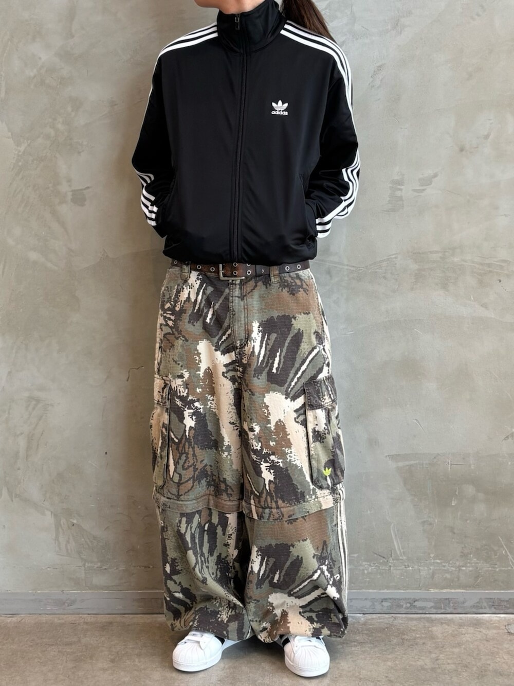 「adidas、adidas originals、アディダス、アディダスオリジナルス、ジャージ、ファイヤーバード、superstar」｜「adidasのアディカラー クラシックス ファイヤーバード トラックトップ / ジャージ / アディダスオリジナルス adidas Originals（ジャージ、ブラック系）」を使った、KOさん（メンズ・176cm）の夏コーディネートの2枚目の写真
