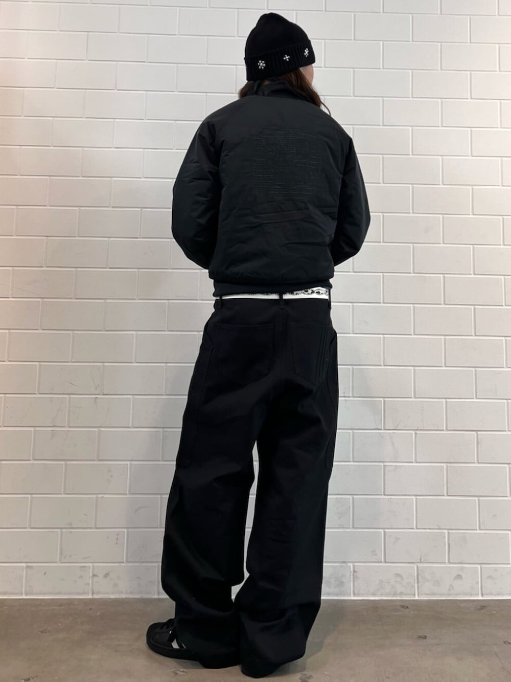 ブラック系のブルゾン、ブラック系のスニーカーを着用したメンズの秋コーディネートの3枚目の写真