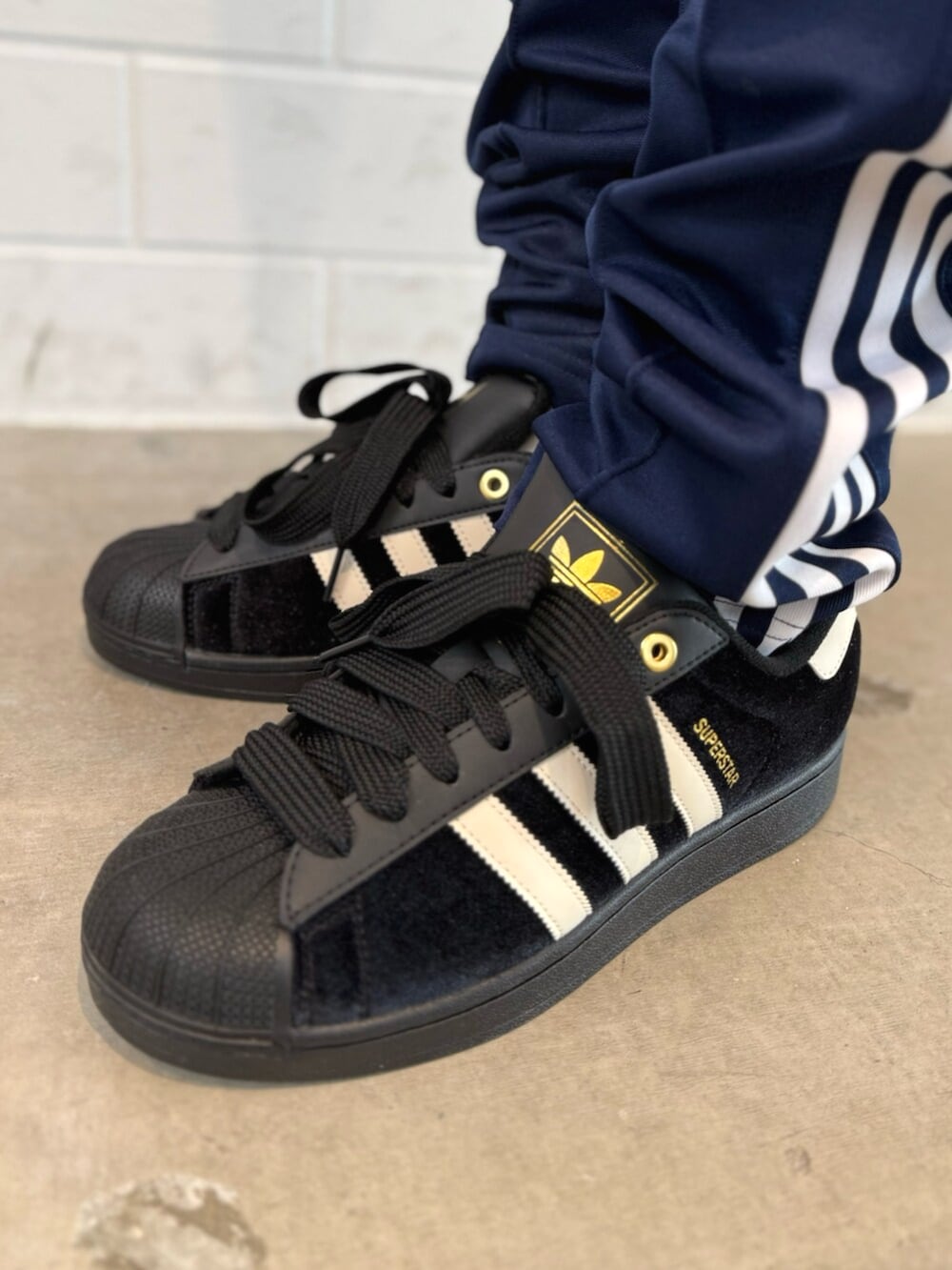 ブルー系のジャージ、ブルー系のスウェットパンツ、ブラック系のスニーカーを着用したメンズの春コーディネートの6枚目の写真