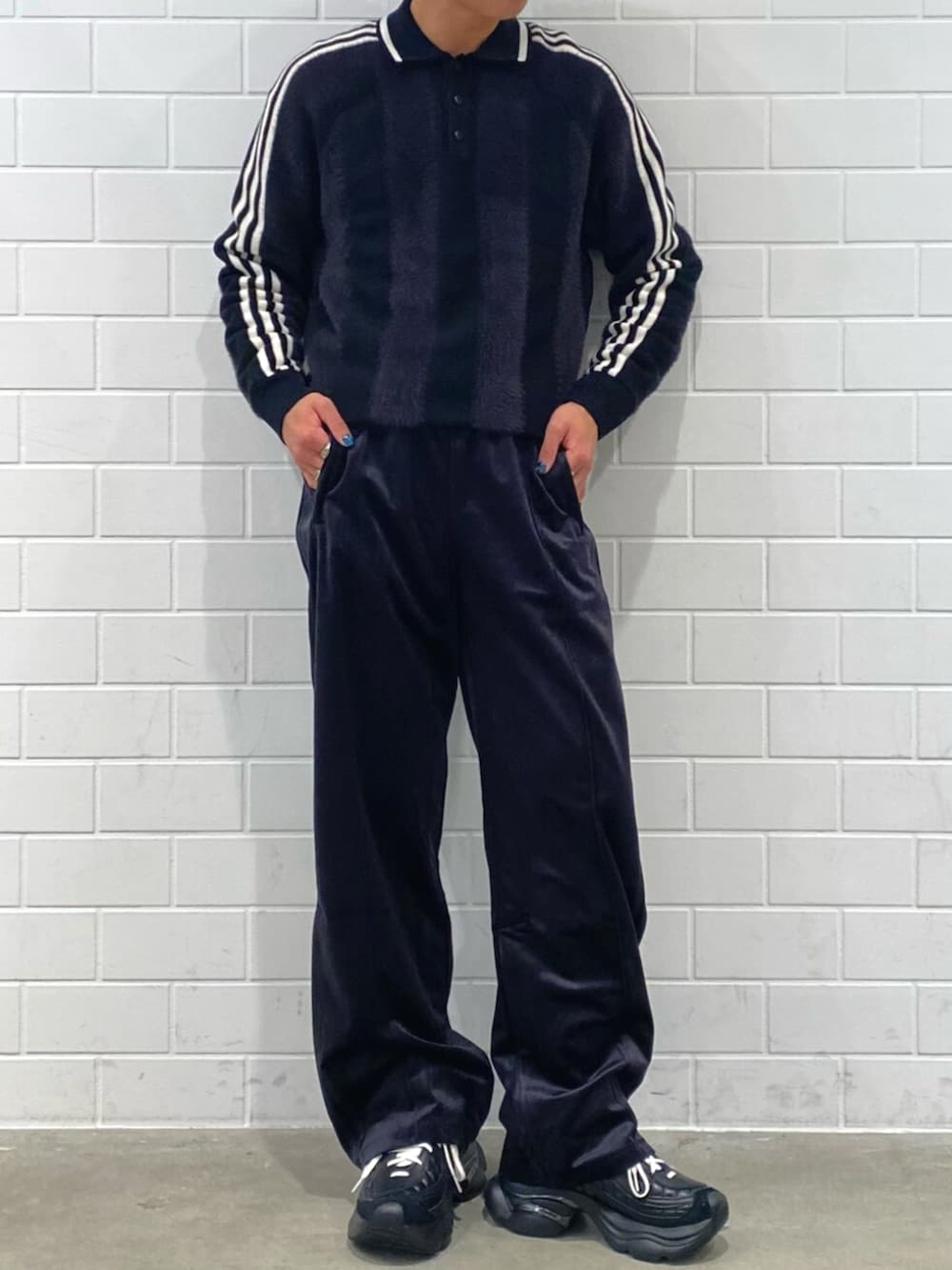 ブラック系のニット/セーター、ブラック系のスウェットパンツ、ブラック系のスニーカーを着用したメンズの秋コーディネートの2枚目の写真