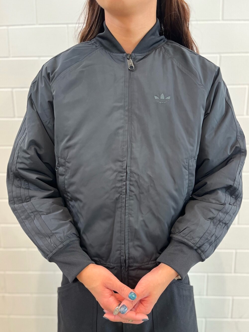 ブラック系のブルゾン、ブラック系のスニーカーを着用したメンズの秋コーディネートの4枚目の写真