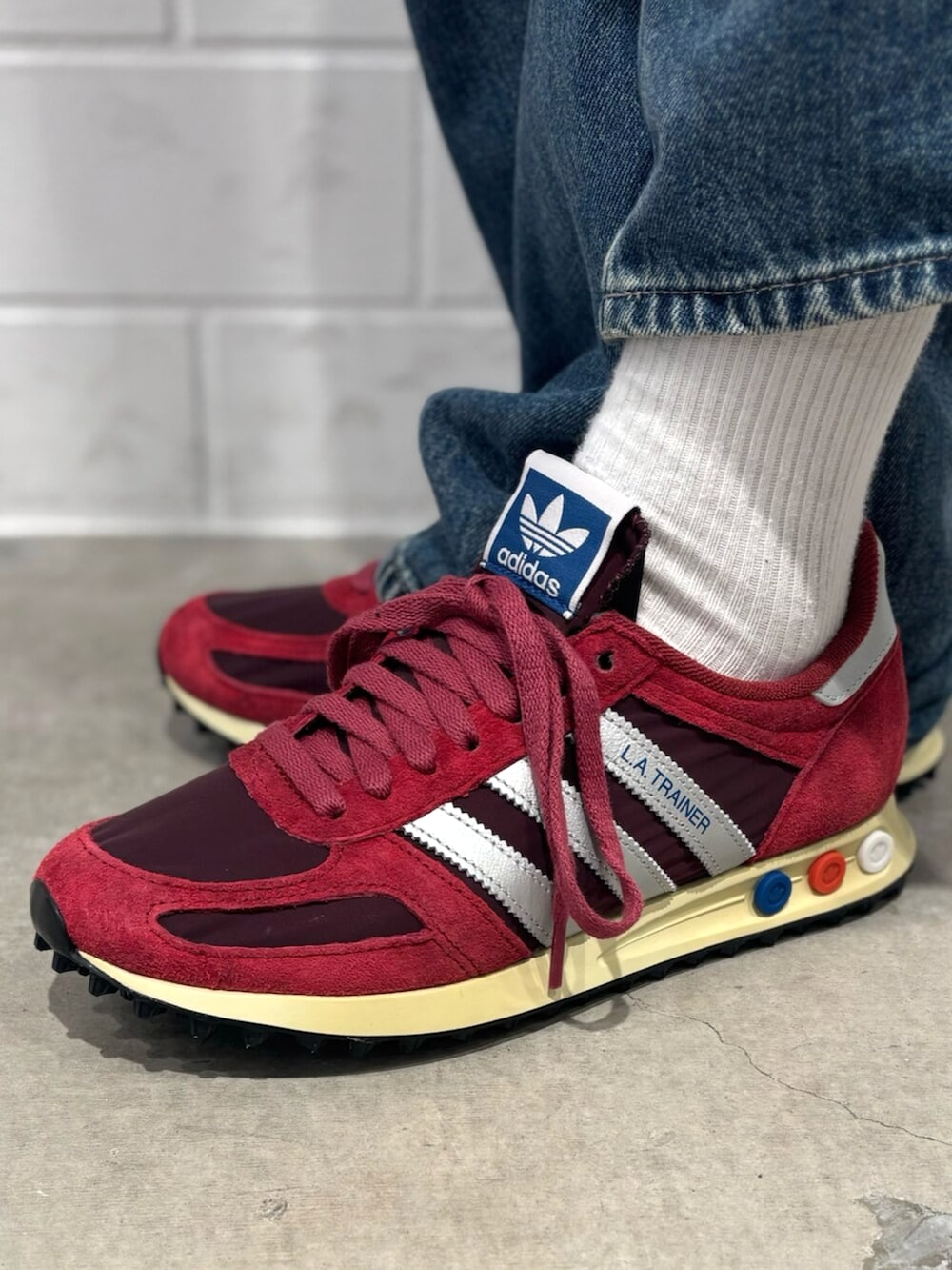 ベージュ系のブルゾン、レッド系のシューズ、ブルー系のニットキャップ/ビーニーを着用したメンズの秋コーディネートの6枚目の写真