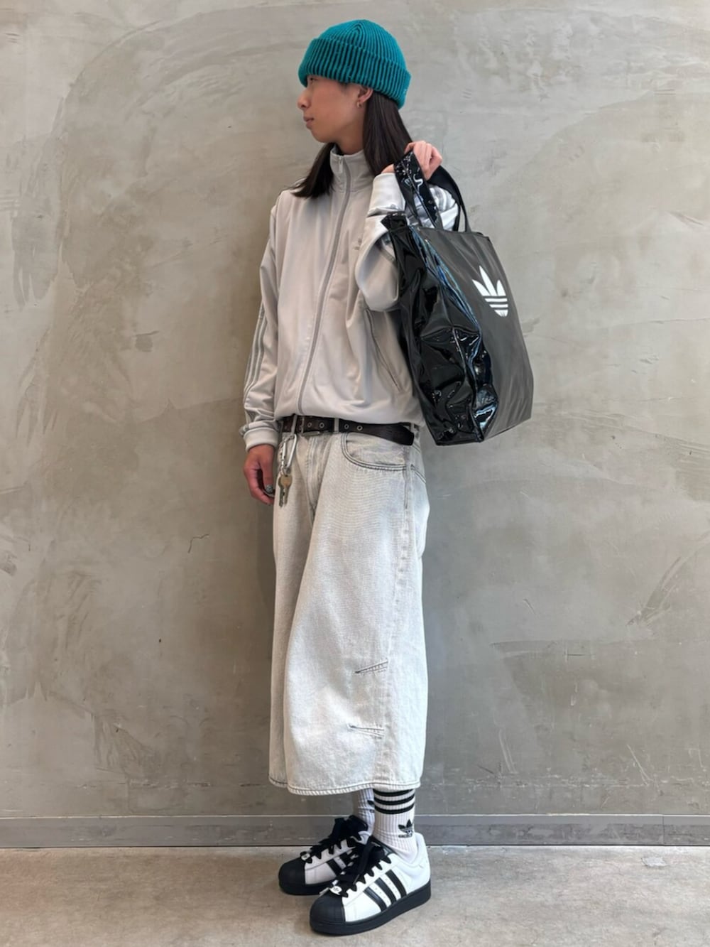 「adidas、adidas originals、アディダス、アディダスオリジナルス、スニーカー、ファイヤーバード、ジャージ、バッグ、superstar」｜「adidasのアディカラー ショッパー / アディダスオリジナルス adidas Originals（スーツケース/キャリーバッグ、ブラック系）」を使った、KOさん（メンズ・176cm）の夏コーディネートの3枚目の写真