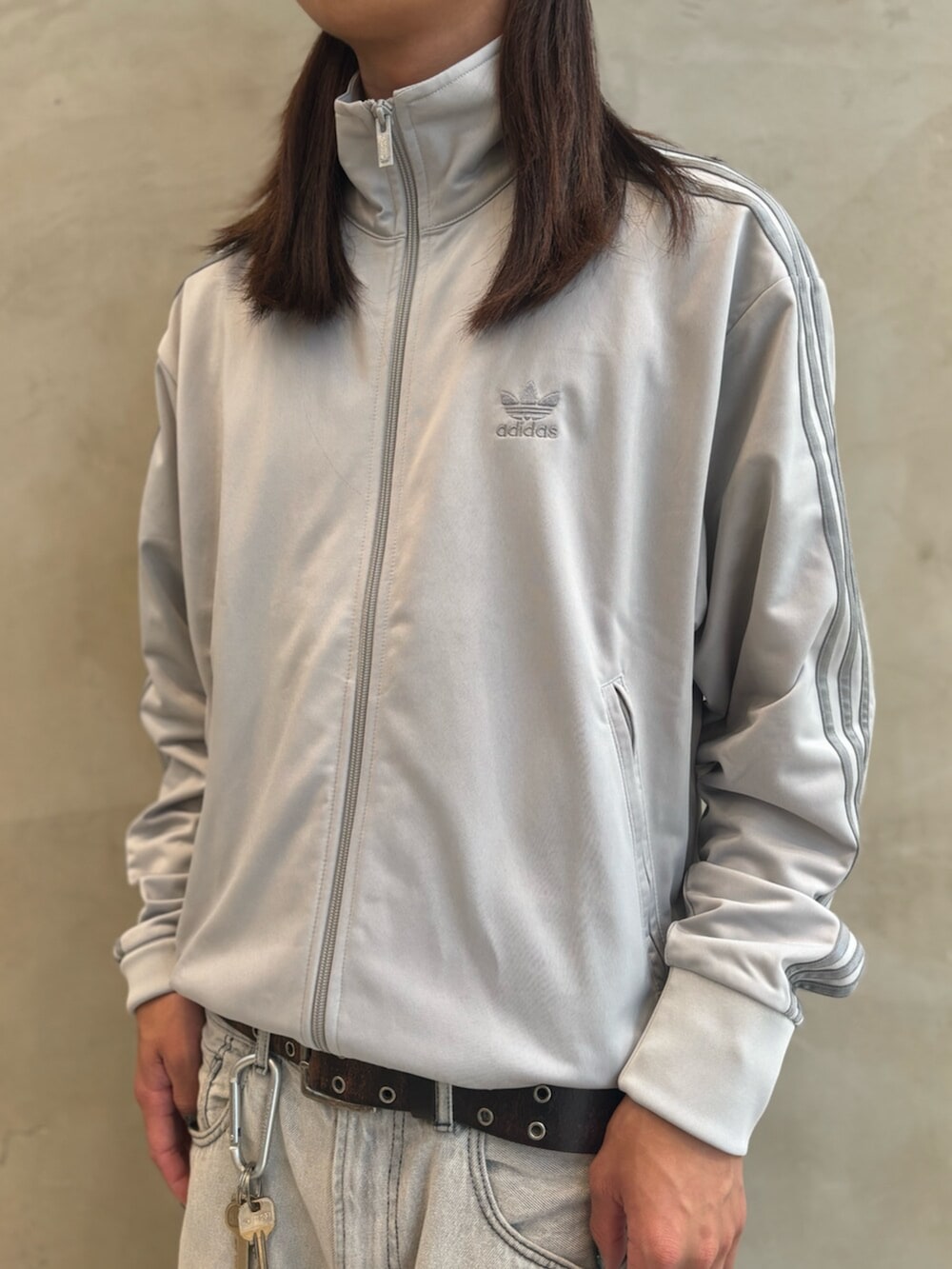 「adidas、adidas originals、アディダス、アディダスオリジナルス、スニーカー、ファイヤーバード、ジャージ、バッグ、superstar」｜「adidasのアディカラー ショッパー / アディダスオリジナルス adidas Originals（スーツケース/キャリーバッグ、ブラック系）」を使った、KOさん（メンズ・176cm）の夏コーディネートの4枚目の写真
