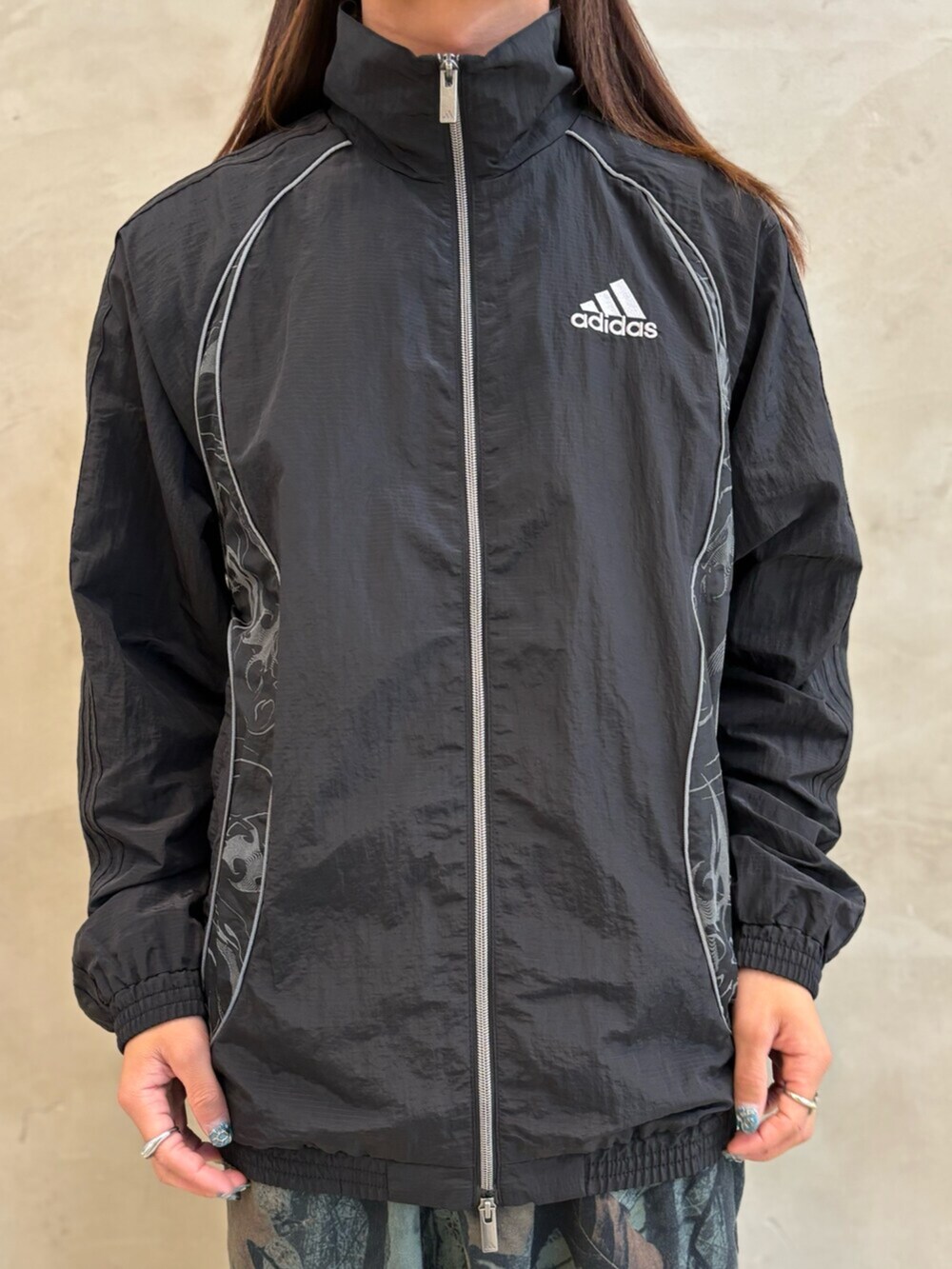 「adidas、adidas originals、アディダス、アディダスオリジナルス、スニーカー、アディレニウム、チームガイスト」｜「adidasのAdilenium シーズン 4 チームガイスト トラックトップ / アディダスオリジナルス adidas Originals（ナイロンジャケット、ブラック系）」を使った、KOさん（メンズ・176cm）の夏コーディネートの4枚目の写真