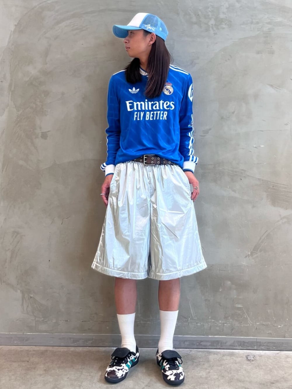 「adidas、アディダスオリジナルス、adidas originals、アディダス、スニーカー、フットボールTシャツ、レアルマドリード、ハーフパンツ、samba LT」｜「adidasのAdilenium シーズン 4 チームガイスト オーバーサイズ シルバー トラックパンツ / アディダスオリジナルス adidas Originals（スウェットパンツ、シルバー系）」を使った、KOさん（メンズ・176cm）の夏コーディネートの3枚目の写真