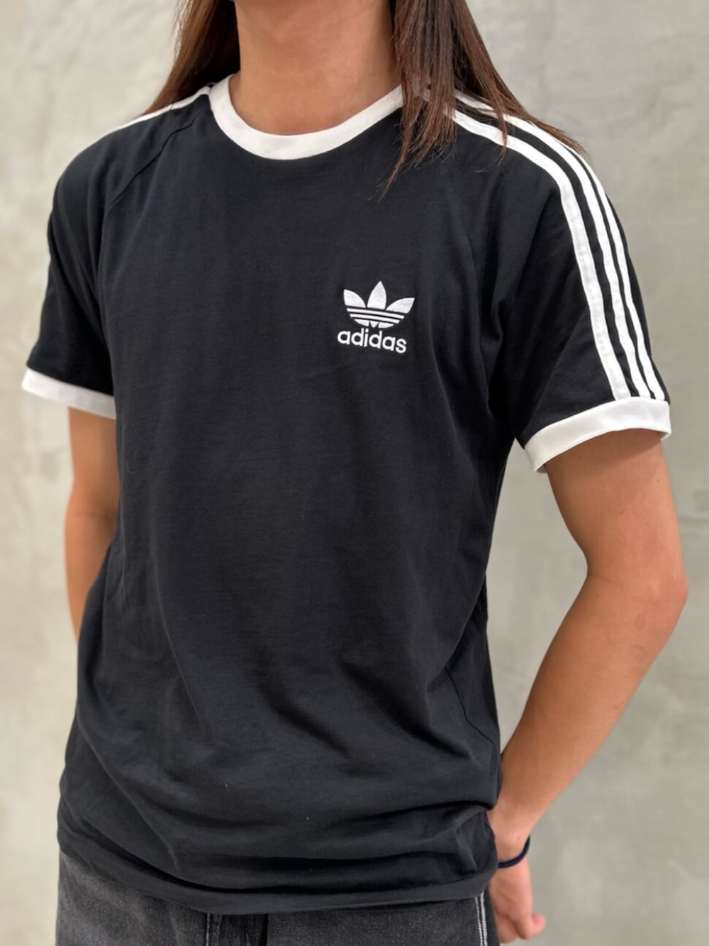 「adidas、adidas originals、アディダス、アディダスオリジナルス、スニーカー、キャップ、トラックジャケット、Tシャツ、スリーストライプス、デニムパンツ、superstar」｜「adidasのアディカラー クラシックス ファイヤーバード トラックトップ / ジャージ / アディダスオリジナルス adidas Originals（ジャージ、ブラック系）」を使った、KOさん（メンズ・176cm）の夏コーディネートの6枚目の写真