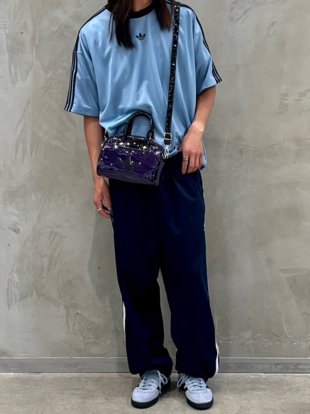 「スニーカー、adidas、アディダス、トラックパンツ、adidas originals、アディダスオリジナルス、ゲームシャツ、SPEZIAL 、Tトゥシューズ」｜「adidasのアディカラー ミニボウリングバッグ/ アディダスオリジナルス adidas Originals（ショルダーバッグ、パープル系）」を使った、KOさん（メンズ・176cm）の夏コーディネートの2枚目の写真