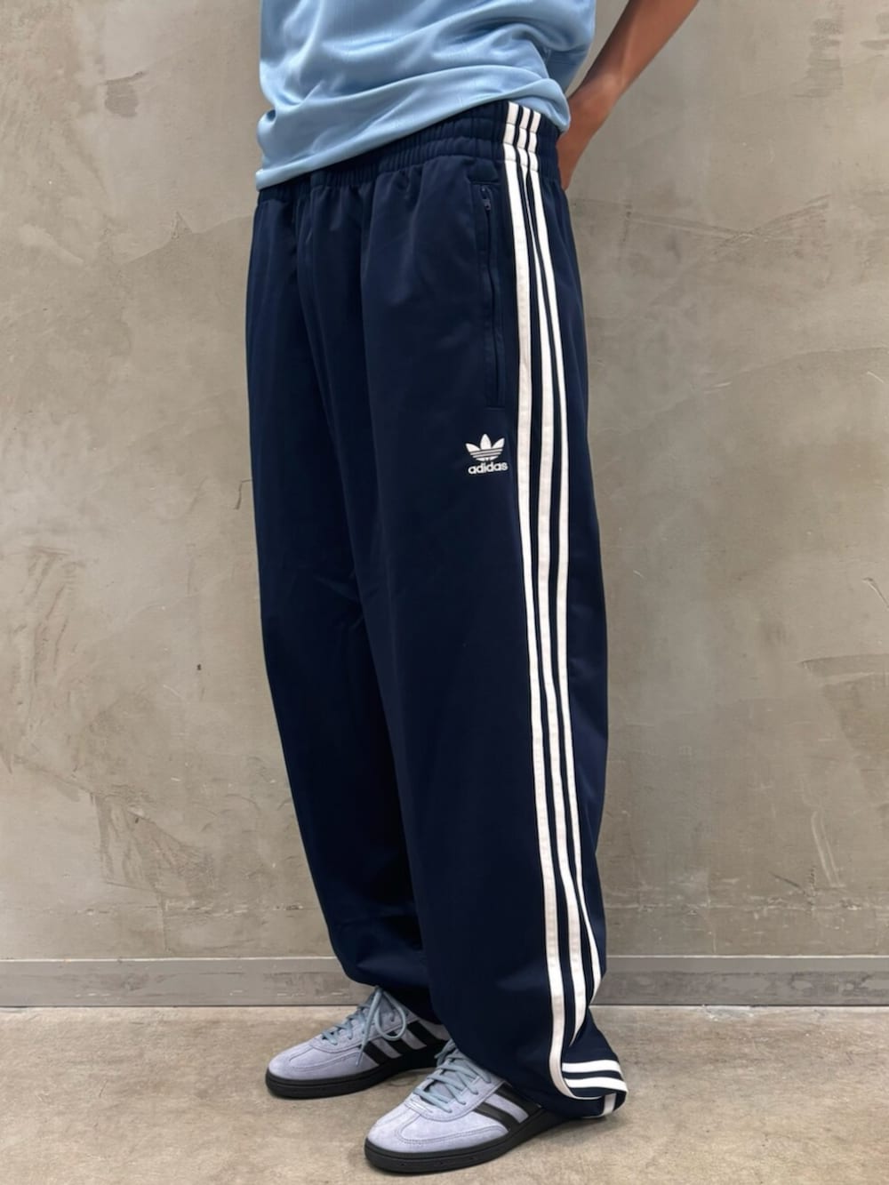 「スニーカー、adidas、アディダス、トラックパンツ、adidas originals、アディダスオリジナルス、ゲームシャツ、SPEZIAL 、Tトゥシューズ」｜「adidasのアディカラー ミニボウリングバッグ/ アディダスオリジナルス adidas Originals（ショルダーバッグ、パープル系）」を使った、KOさん（メンズ・176cm）の夏コーディネートの4枚目の写真
