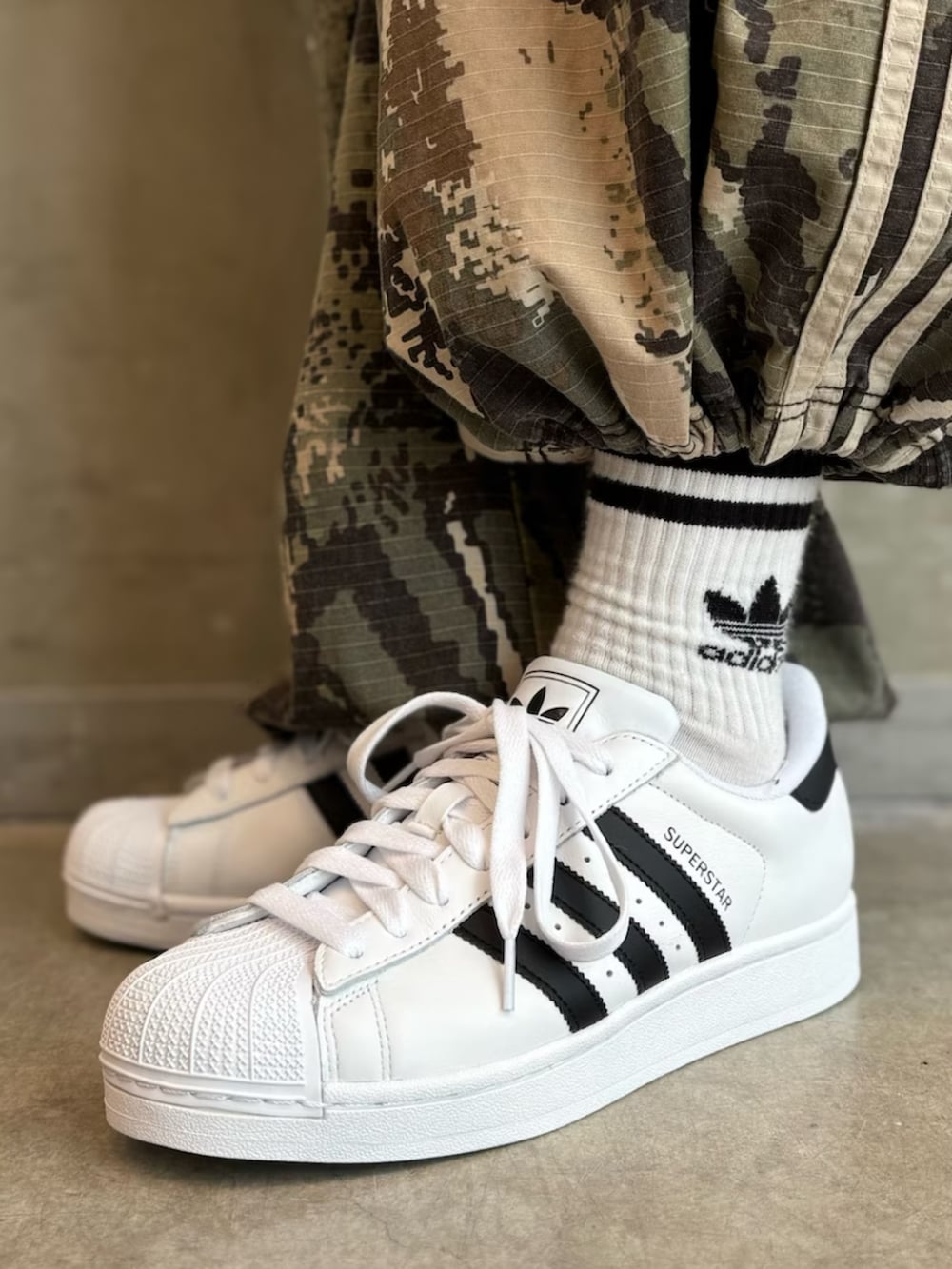 「adidas、adidas originals、アディダス、アディダスオリジナルス、ジャージ、ファイヤーバード、superstar」｜「adidasのアディカラー クラシックス ファイヤーバード トラックトップ / ジャージ / アディダスオリジナルス adidas Originals（ジャージ、ブラック系）」を使った、KOさん（メンズ・176cm）の夏コーディネートの4枚目の写真